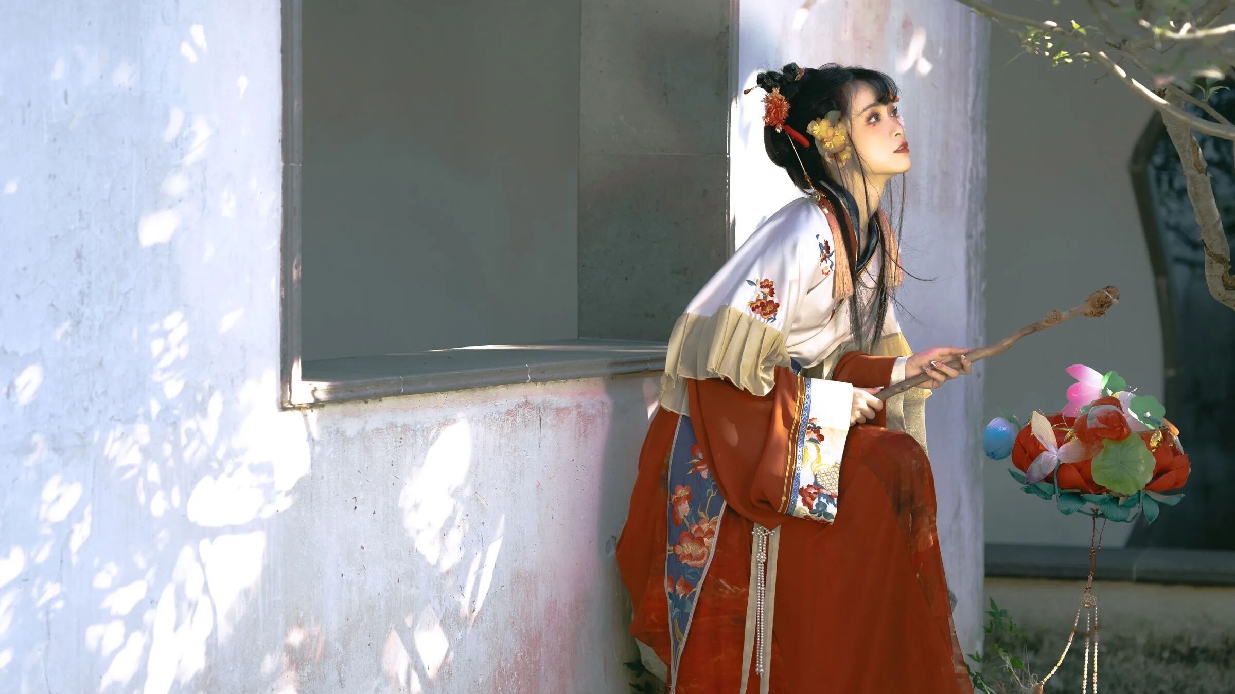 白墙窗棂|红白刺绣汉服花灯拍出温婉国风