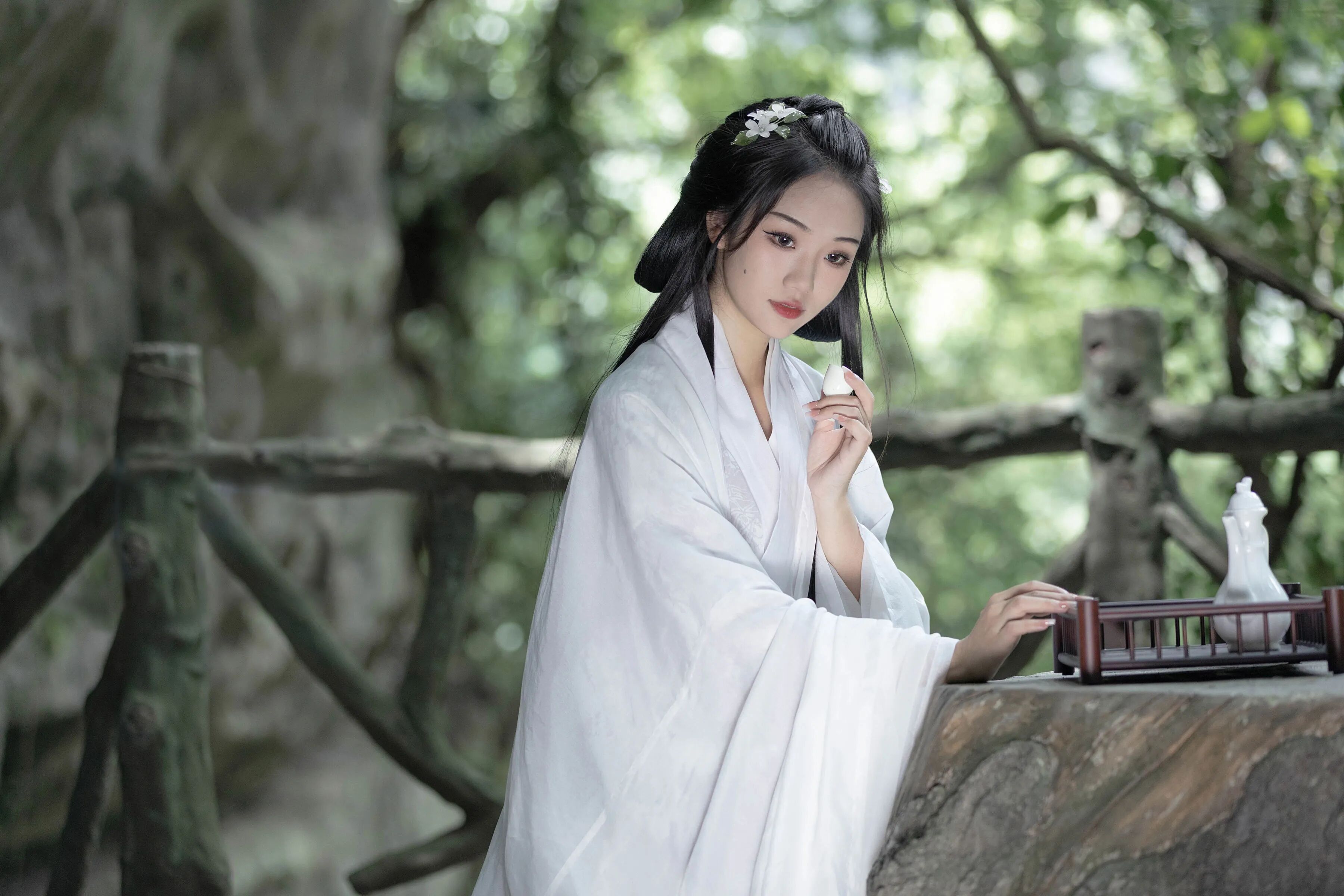 半身持杯，中长焦虚化
