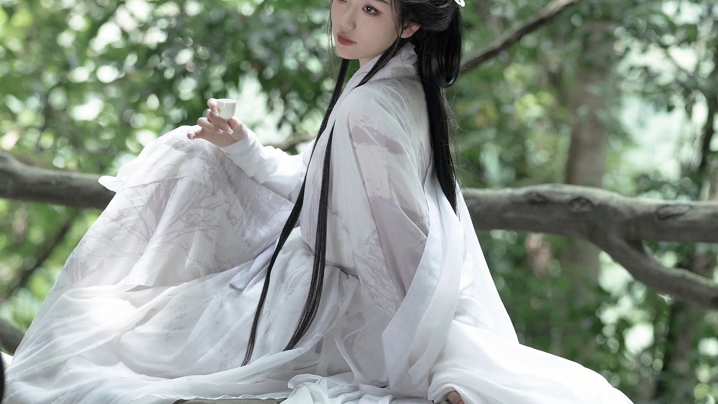 夏日绿荫|白色飘逸汉服石桌拍出清冷仙气
