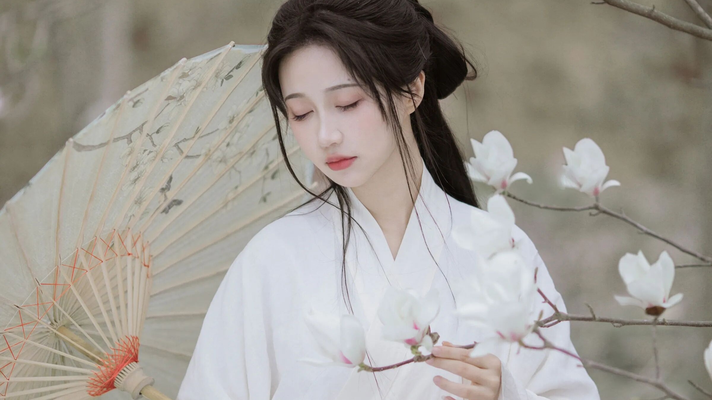 玉兰花开|白色汉服拍出温婉淡雅东方美