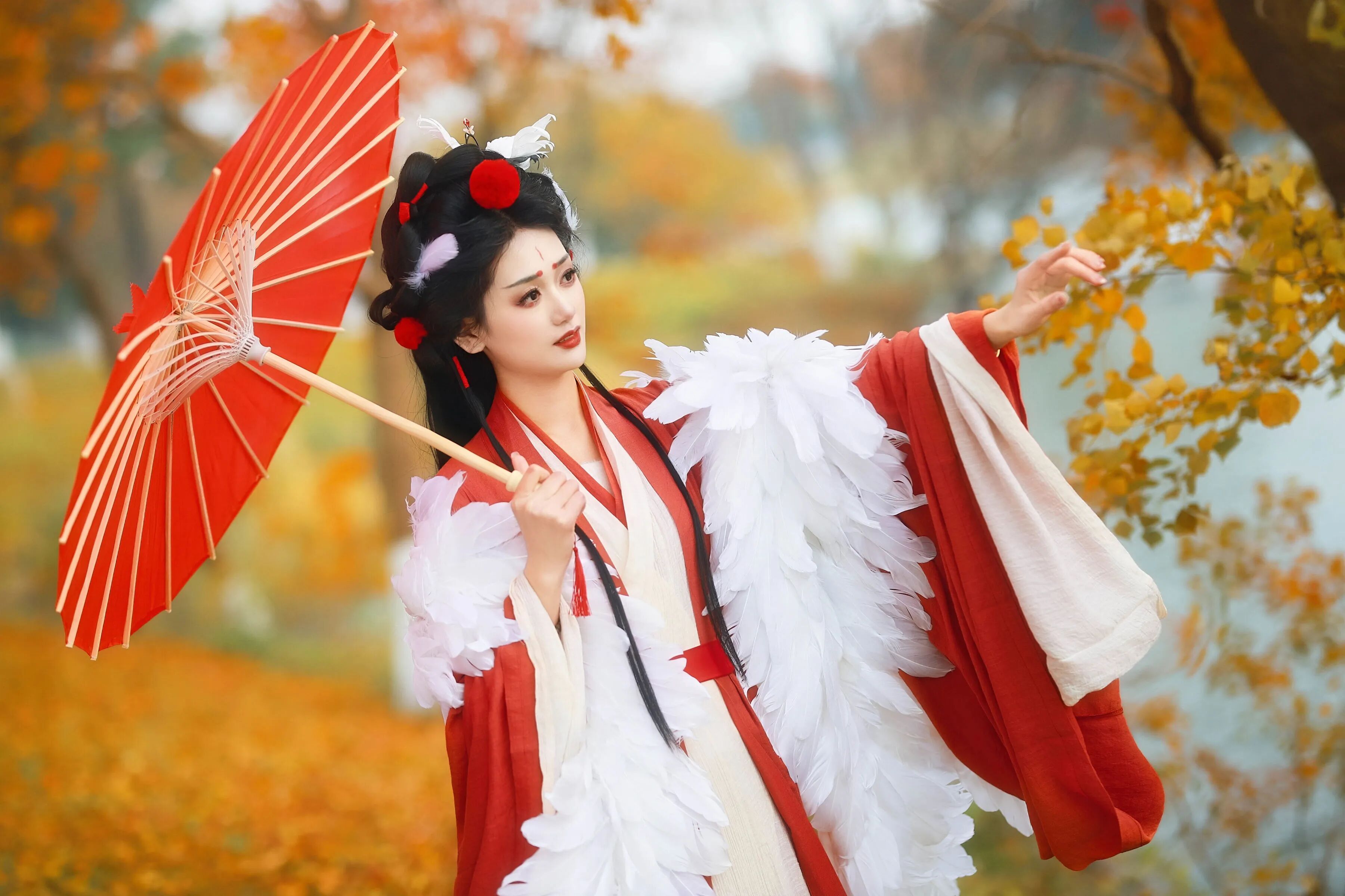 伸手触枝，袖垂羽飘