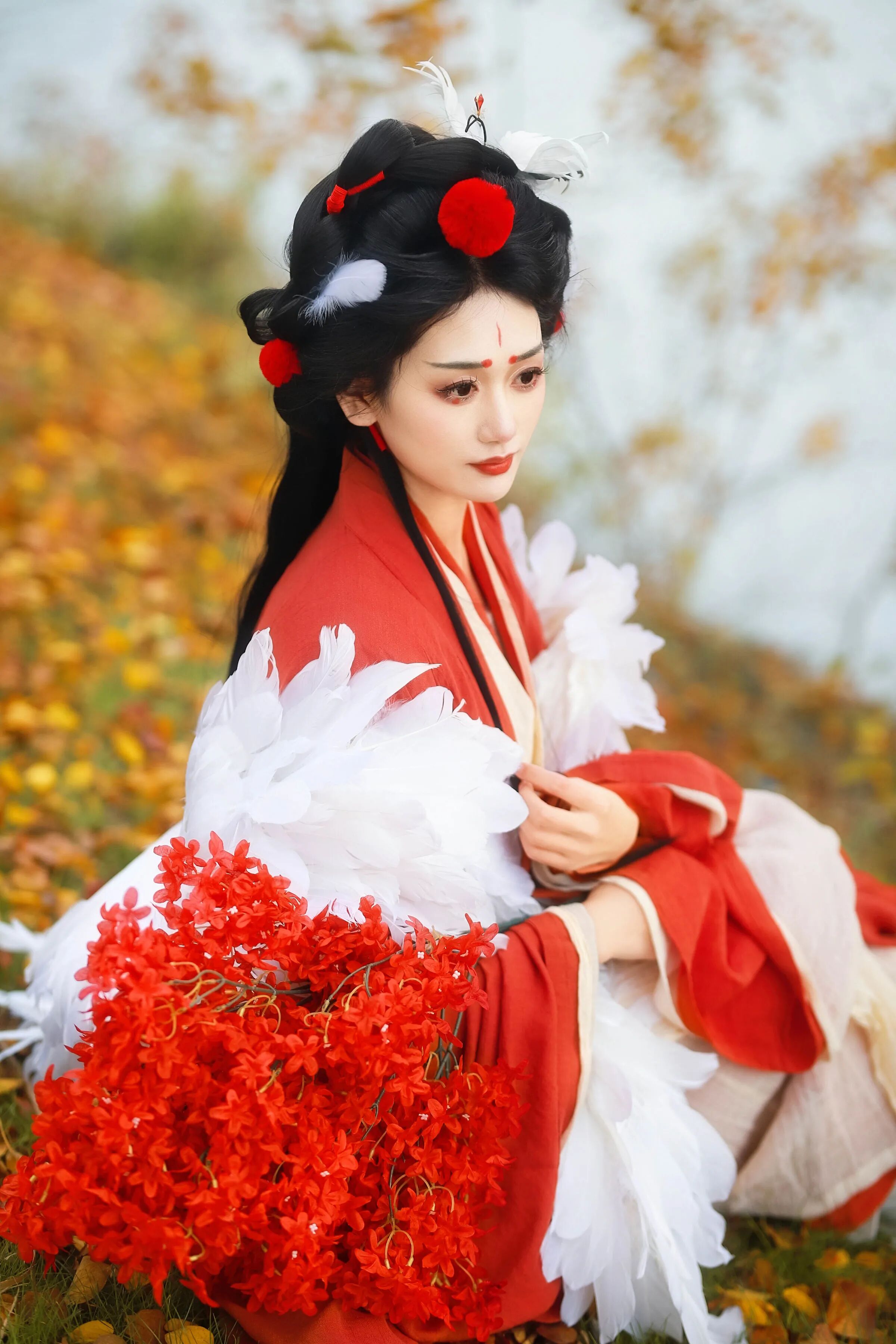 坐地持花，暖黄铺展