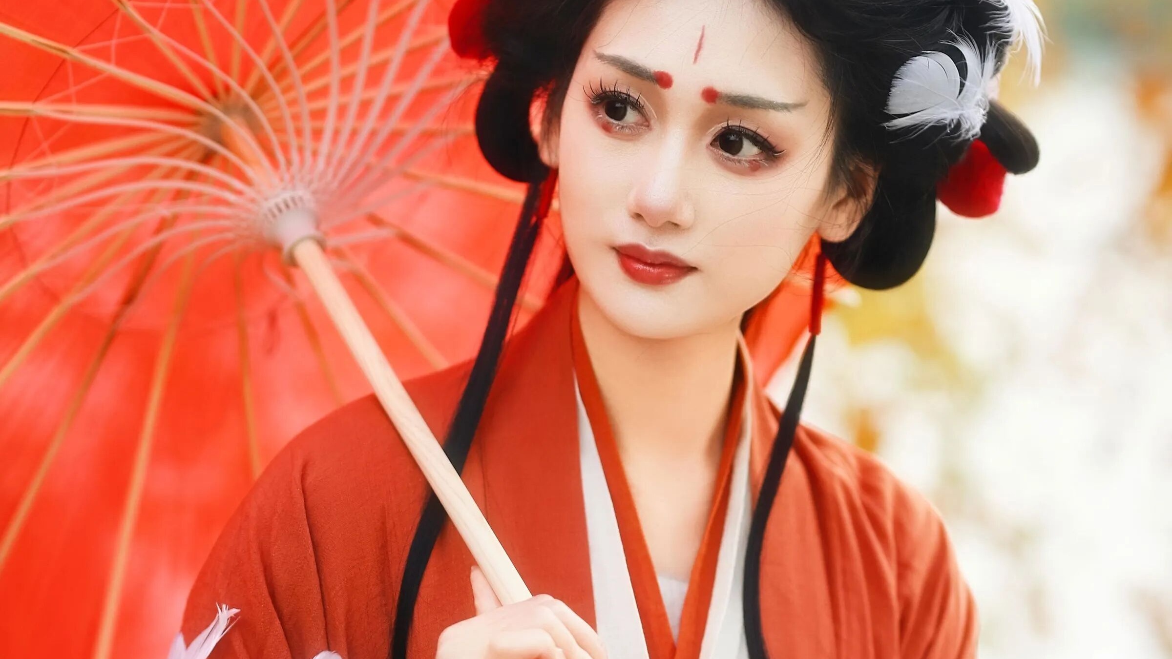 银杏林下|红色羽衣汉服油纸伞拍出秋日仙气