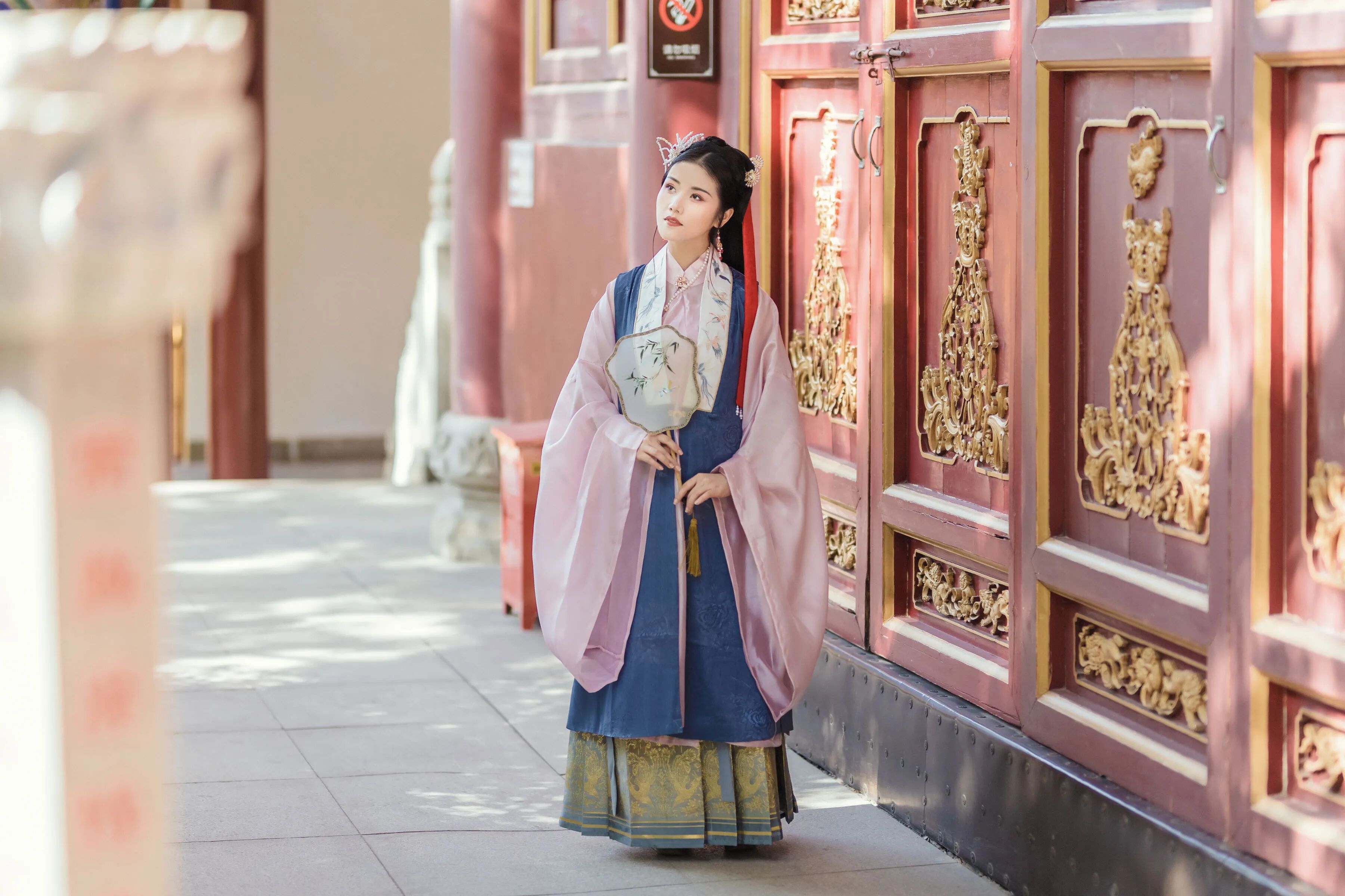 古建庭院｜粉蓝汉服油纸伞拍出温婉国风