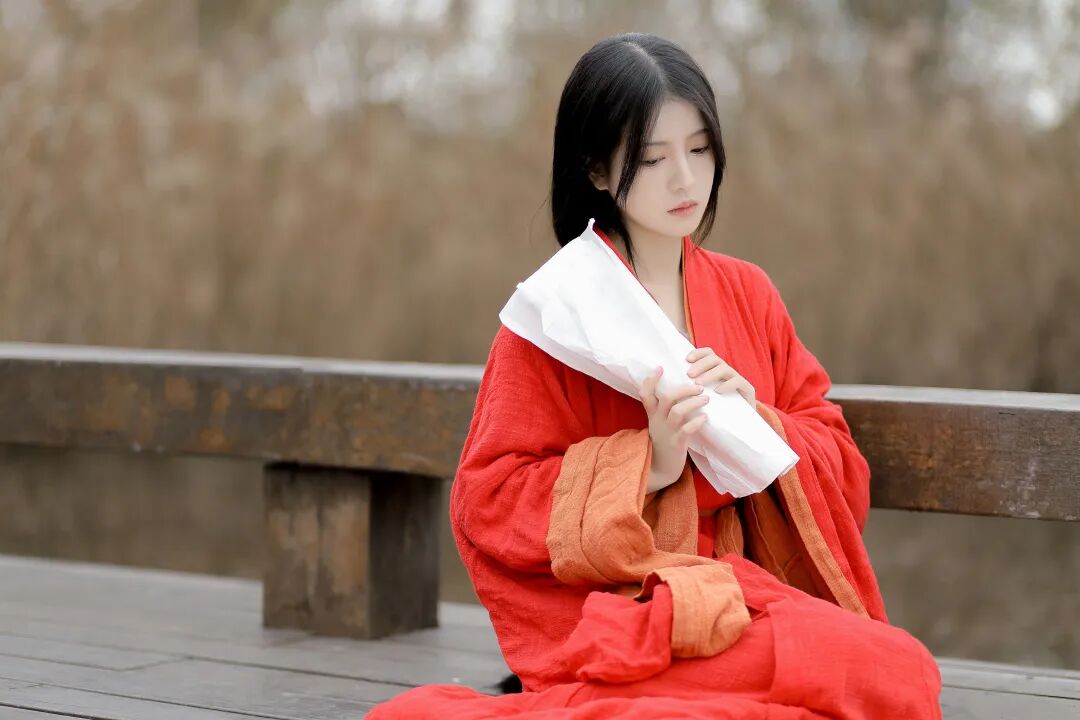 朱红汉服+素白纸卷,临水木台拍出清冷古风感