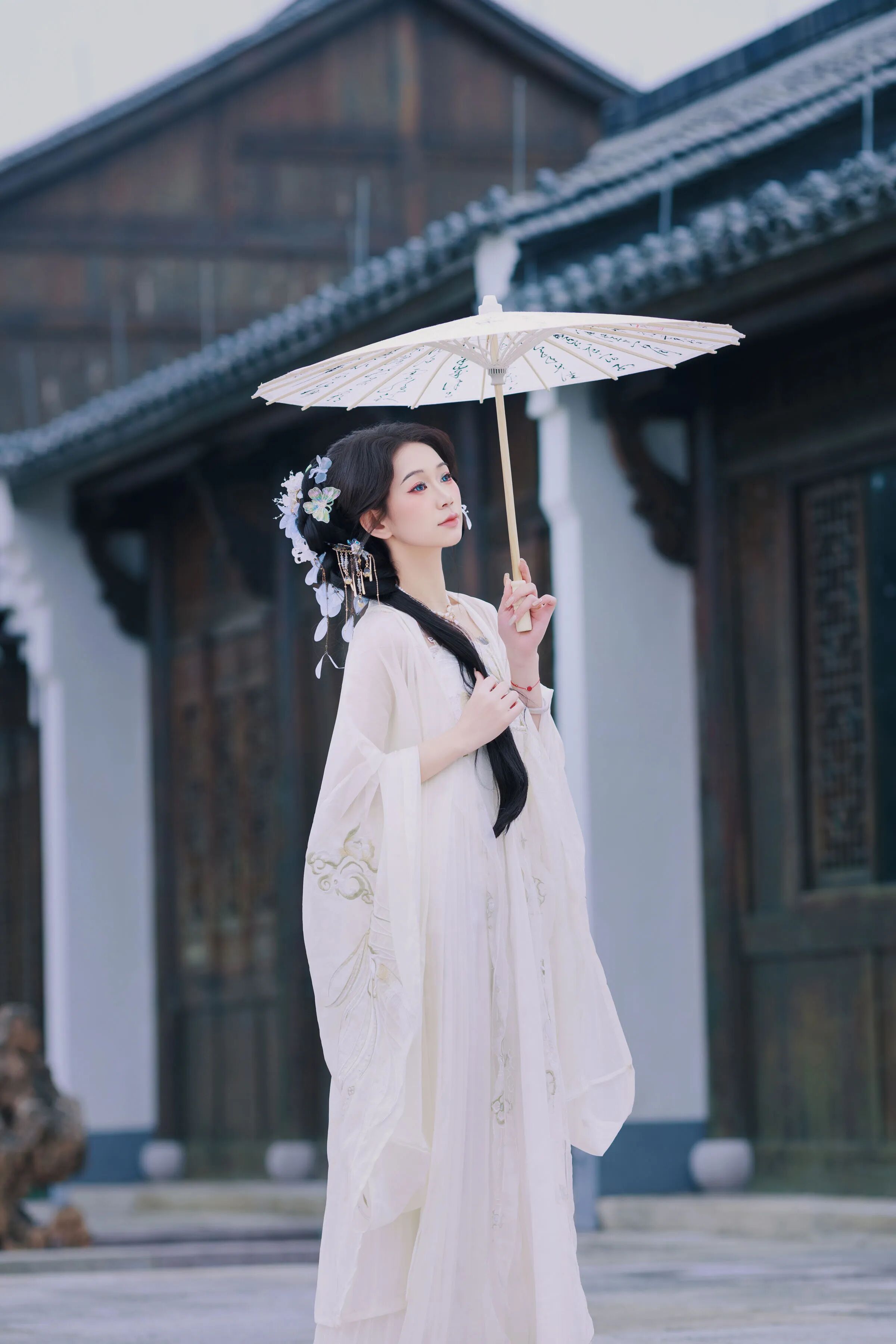 老宅门前，伞倾头偏
