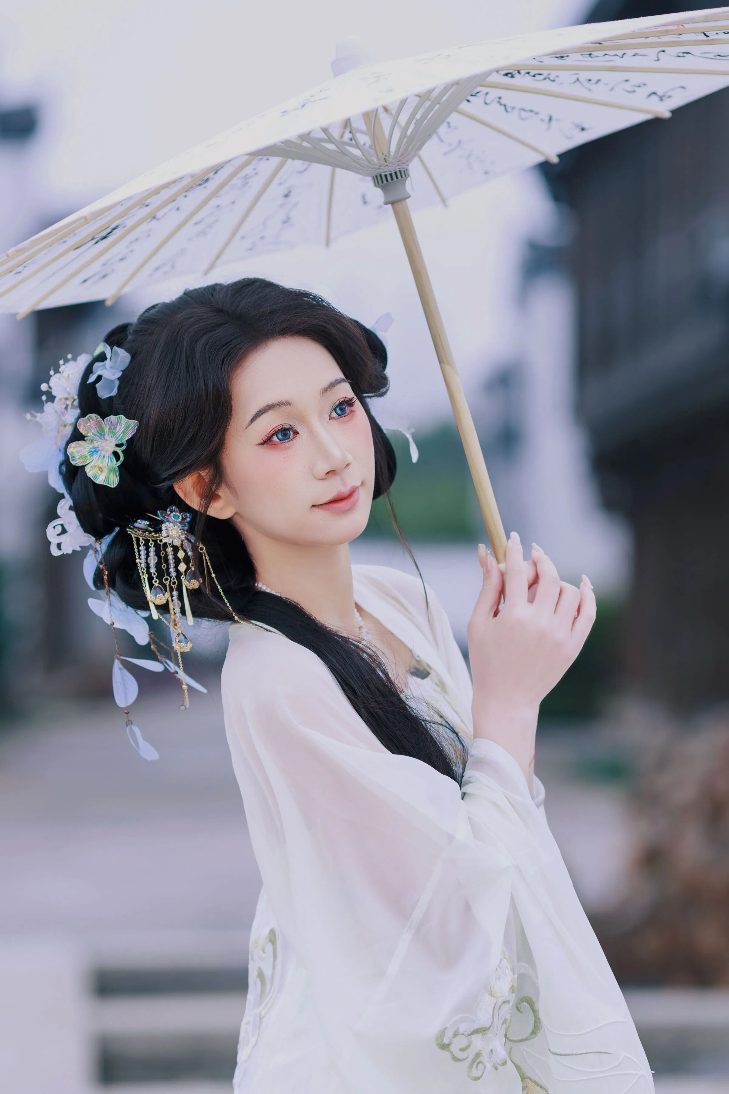 伞下侧身，蝴蝶步摇