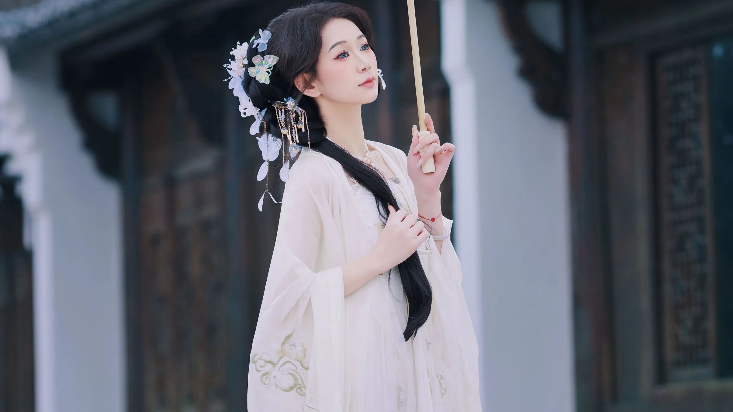 古建庭院｜白色汉服油纸伞拍出清冷温婉国风