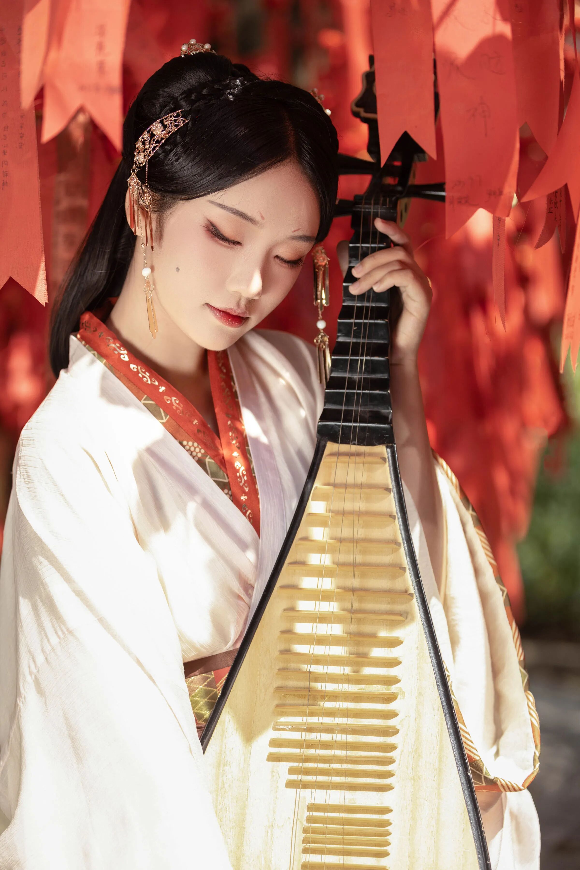 近景抚琴，轮廓光通透