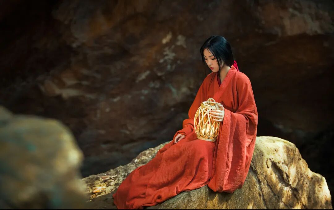 红衣汉服+竹编灯笼,岩洞微光拍出神秘古韵