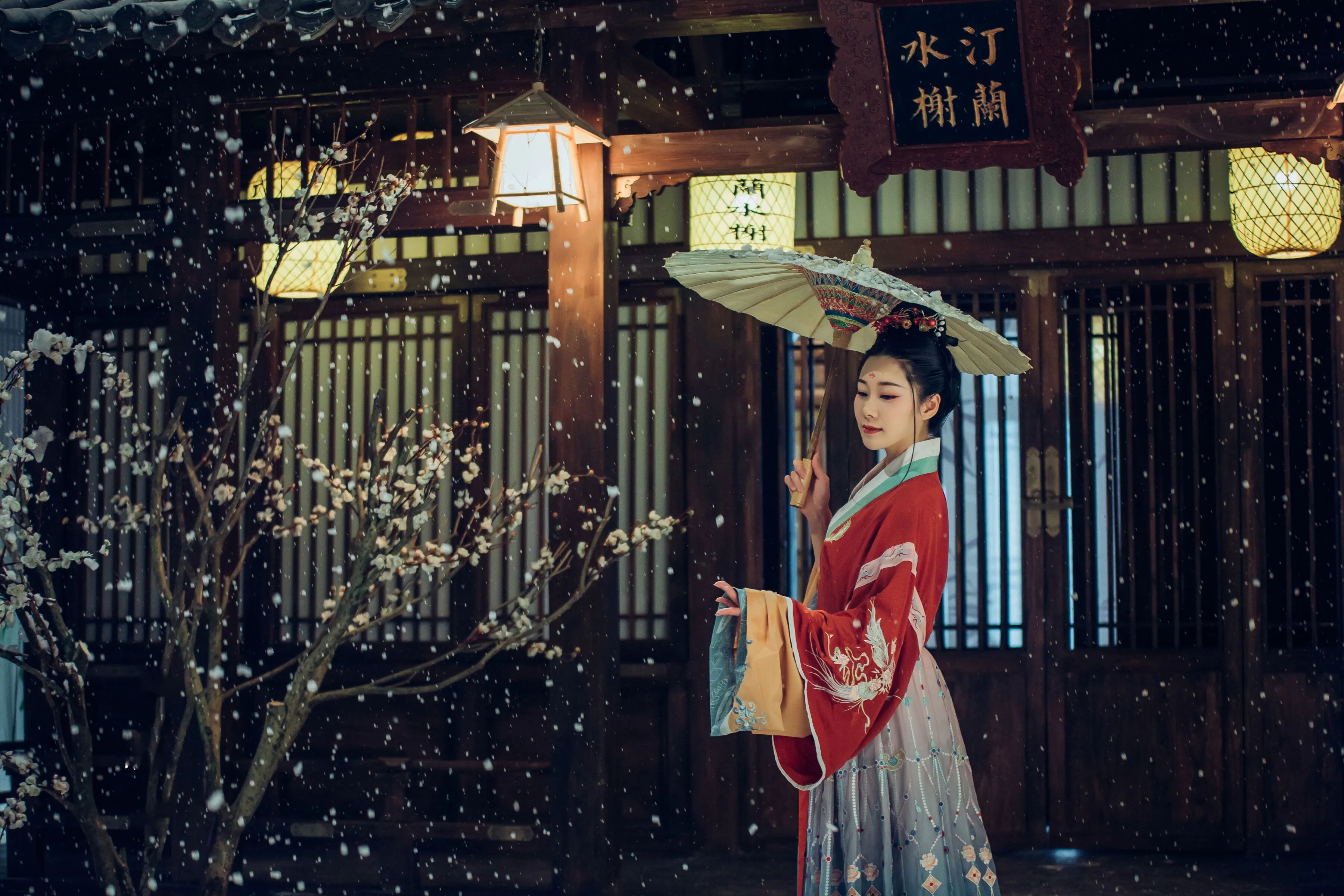 侧身撑伞站在廊下