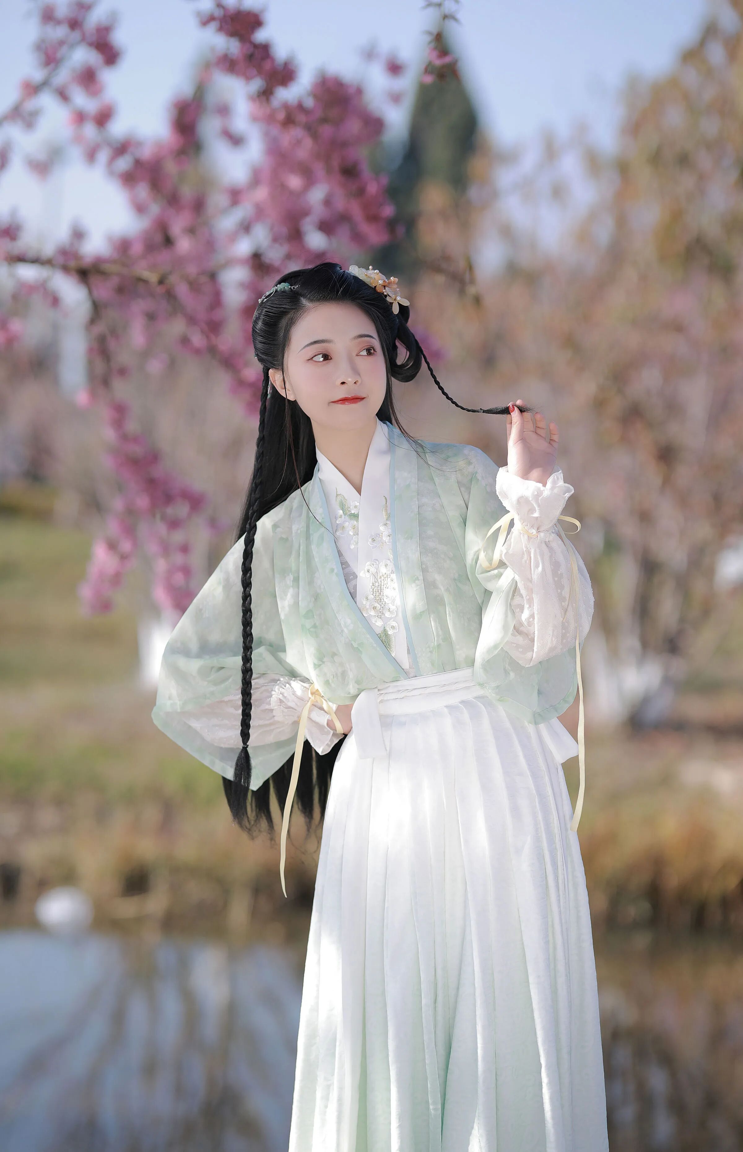 站在樱花下绕辫子