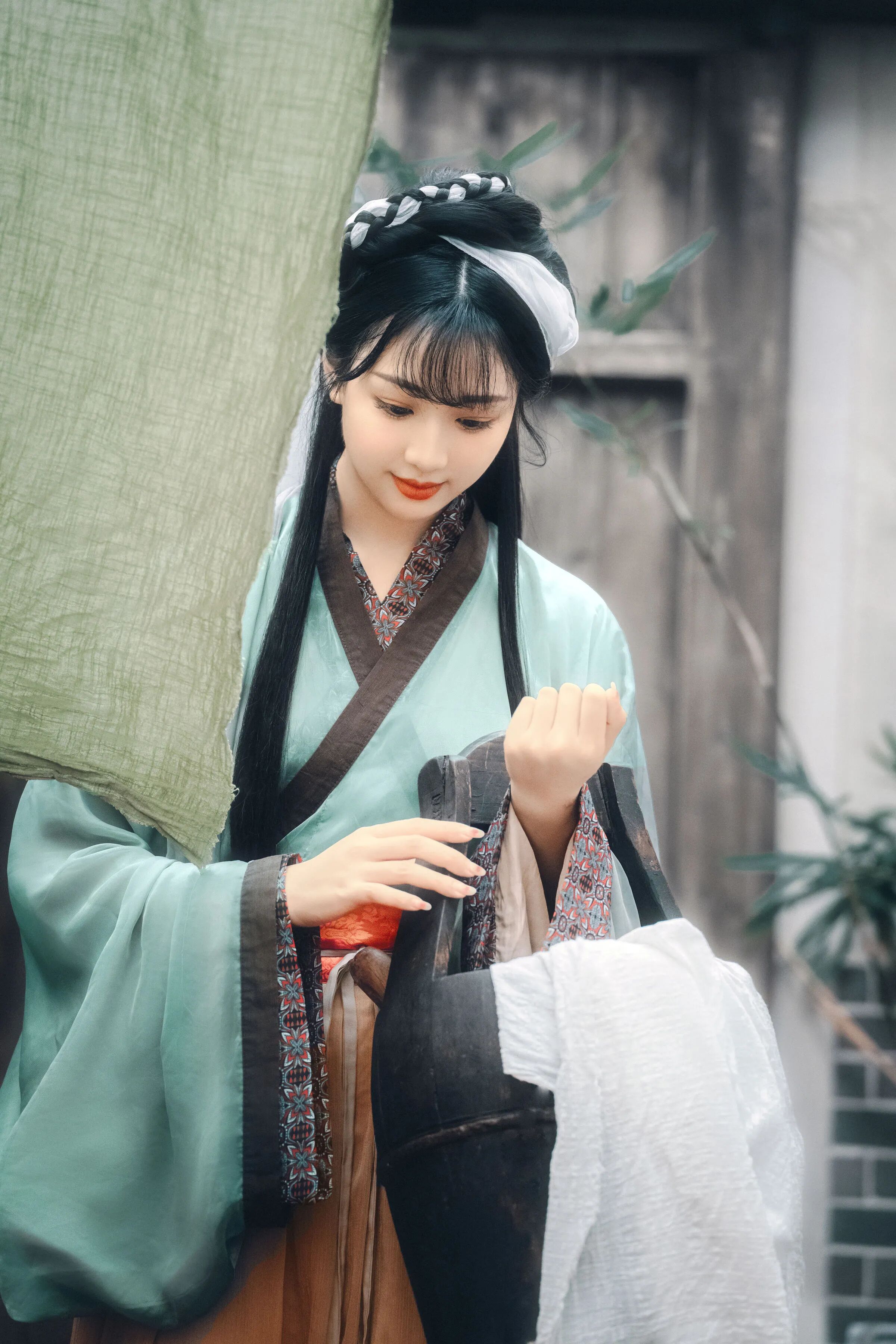 低头理布,单人近景