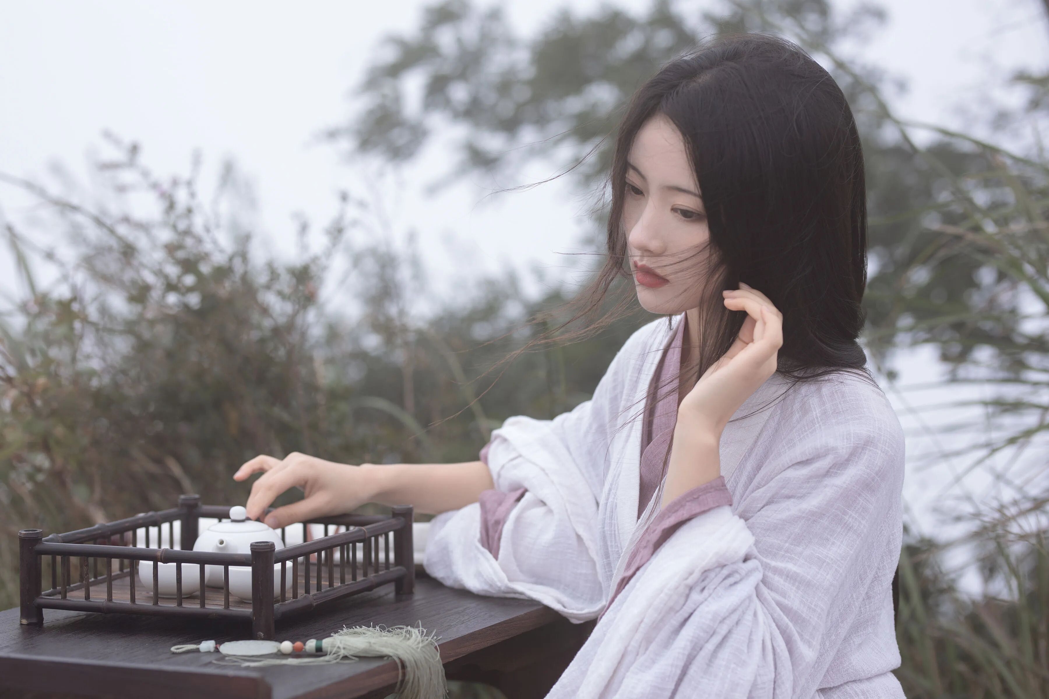 素白长袍坐煮茶,侧光从肩后托起脸
