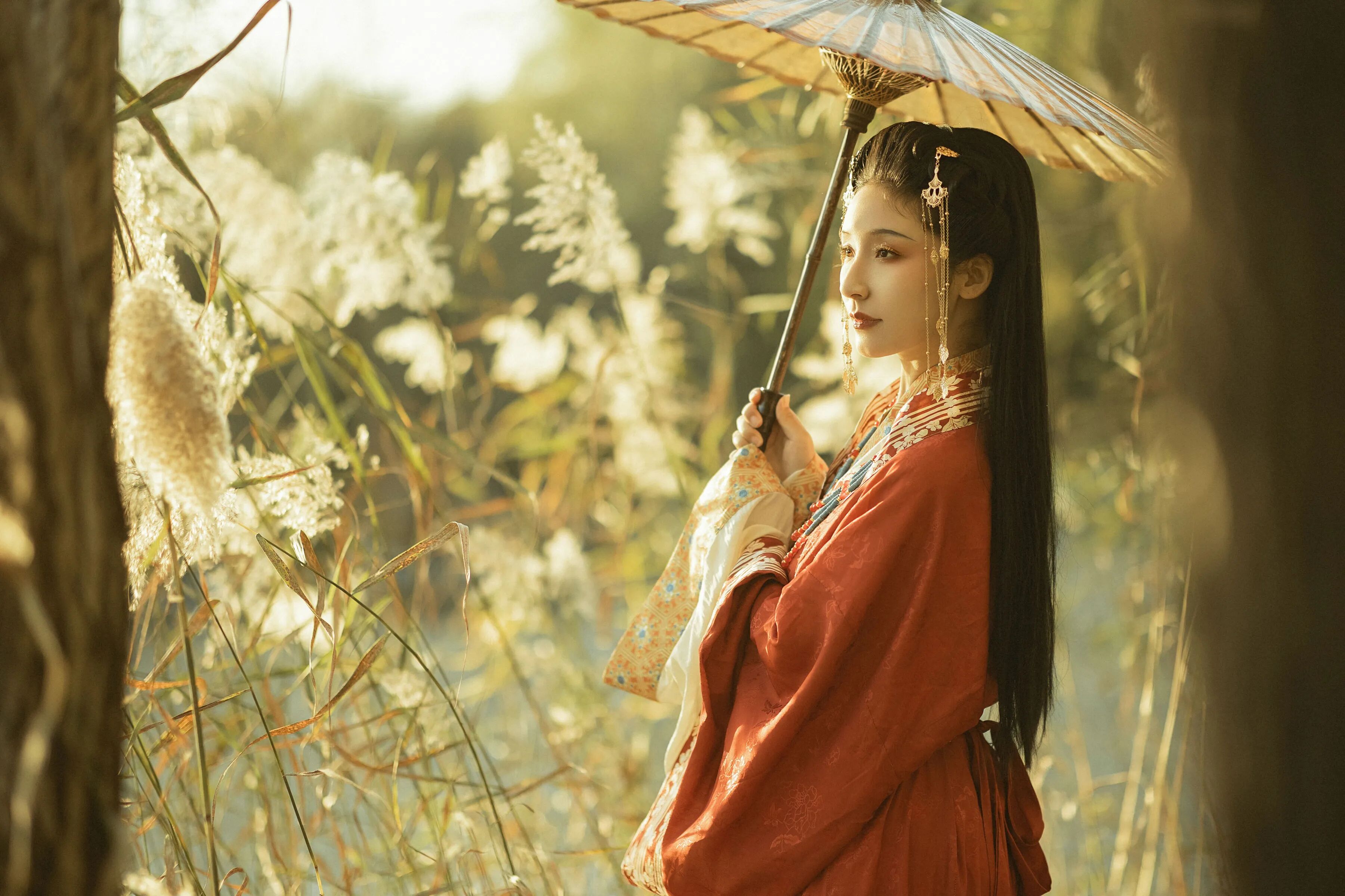 01 立于芦苇丛中,举伞遮肩