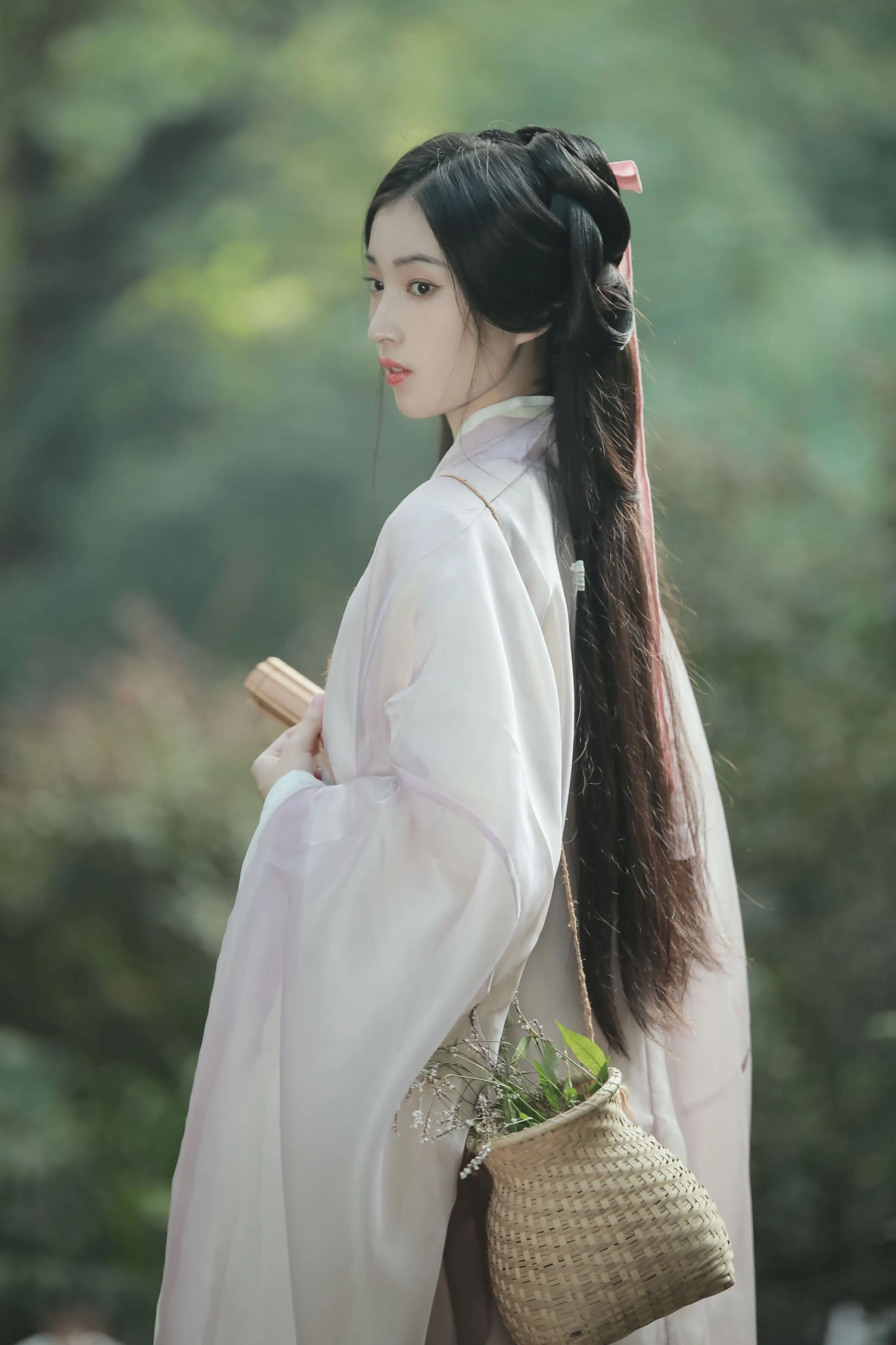 立定回眸,竹篮轻挎臂弯