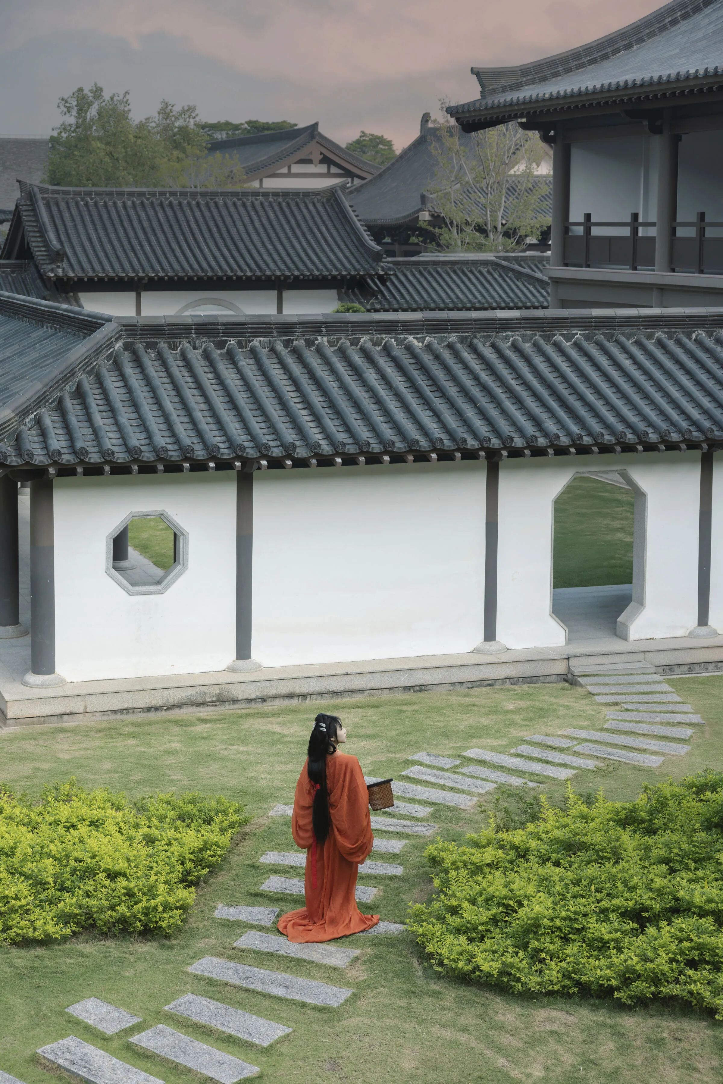 窗洞借景,石板路上的背影