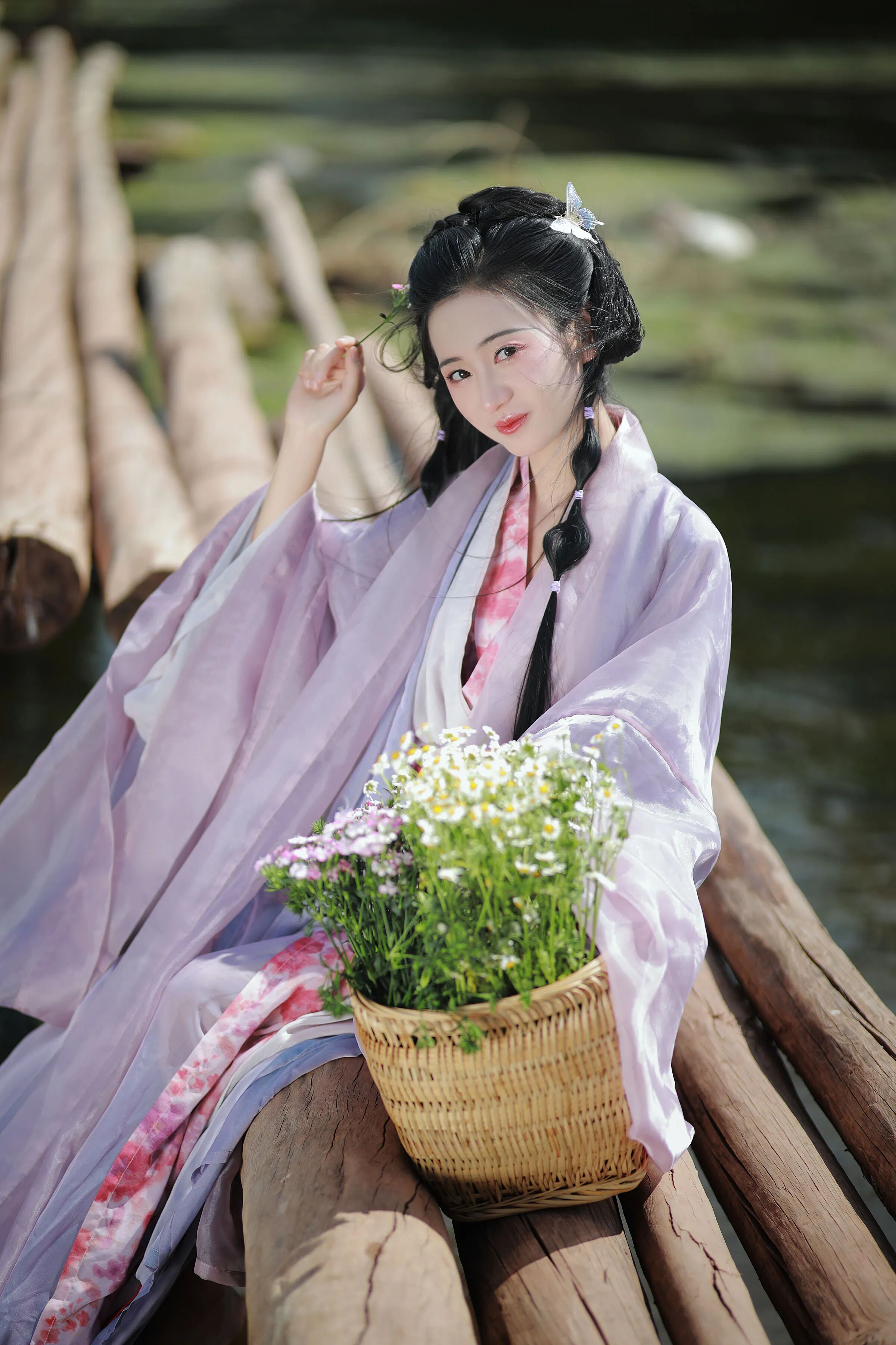 坐在木桥前端,松弛最自然