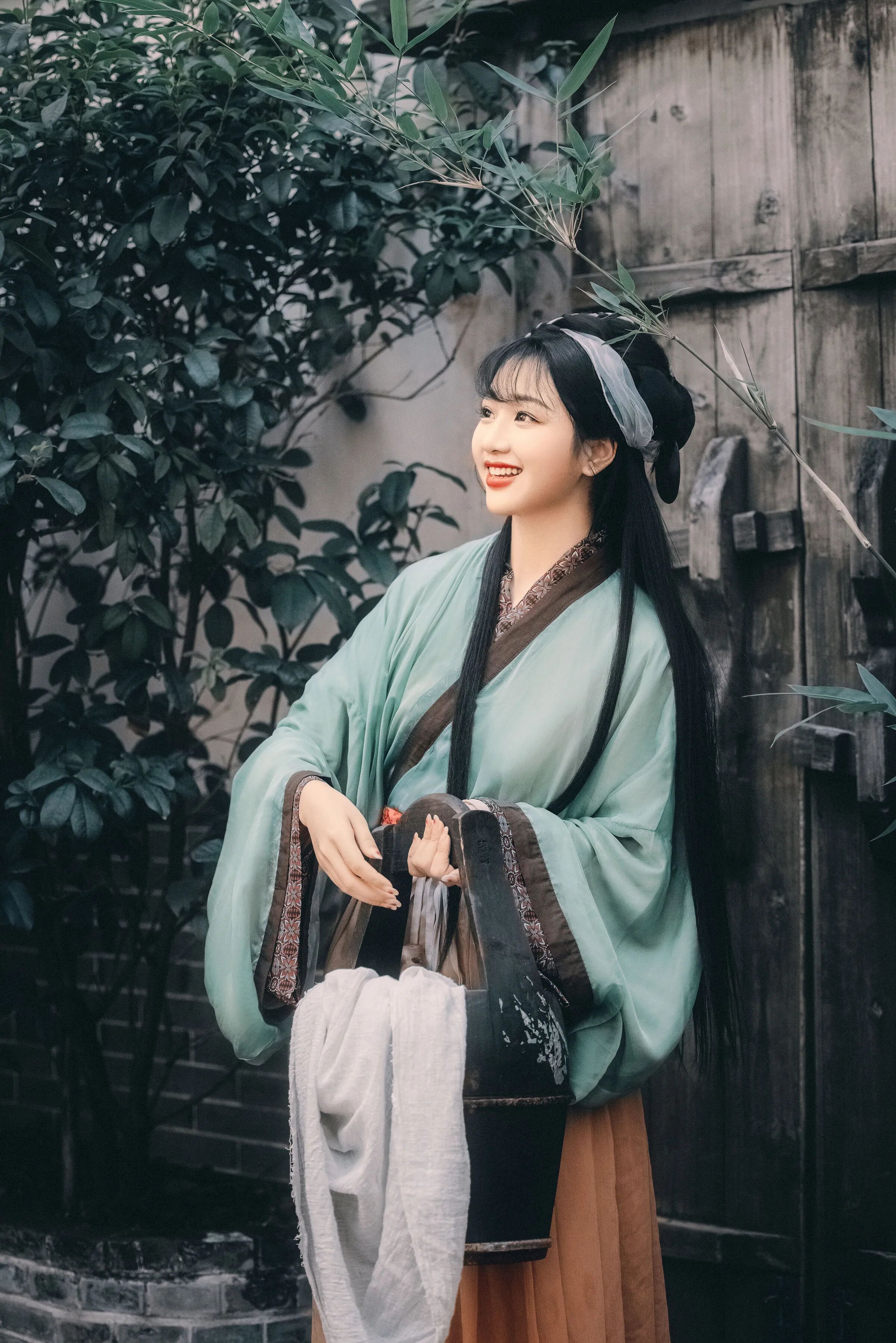 木门绿植旁,笑意放开