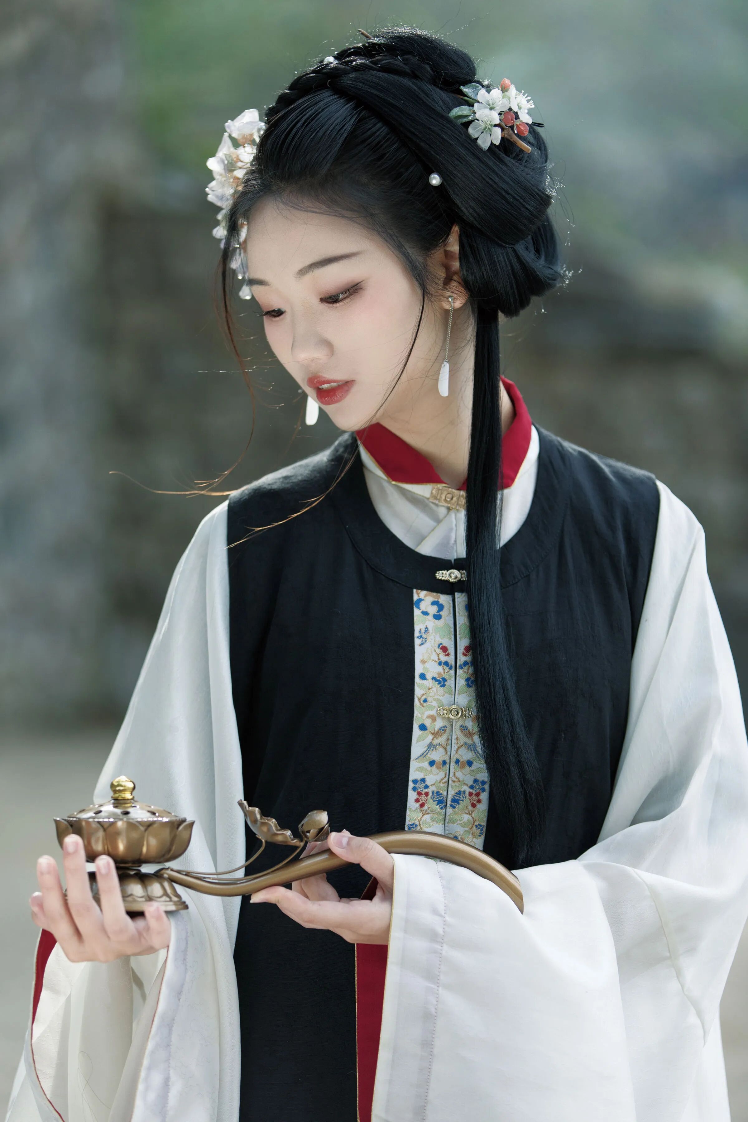 手托莲花香炉,低头凝看