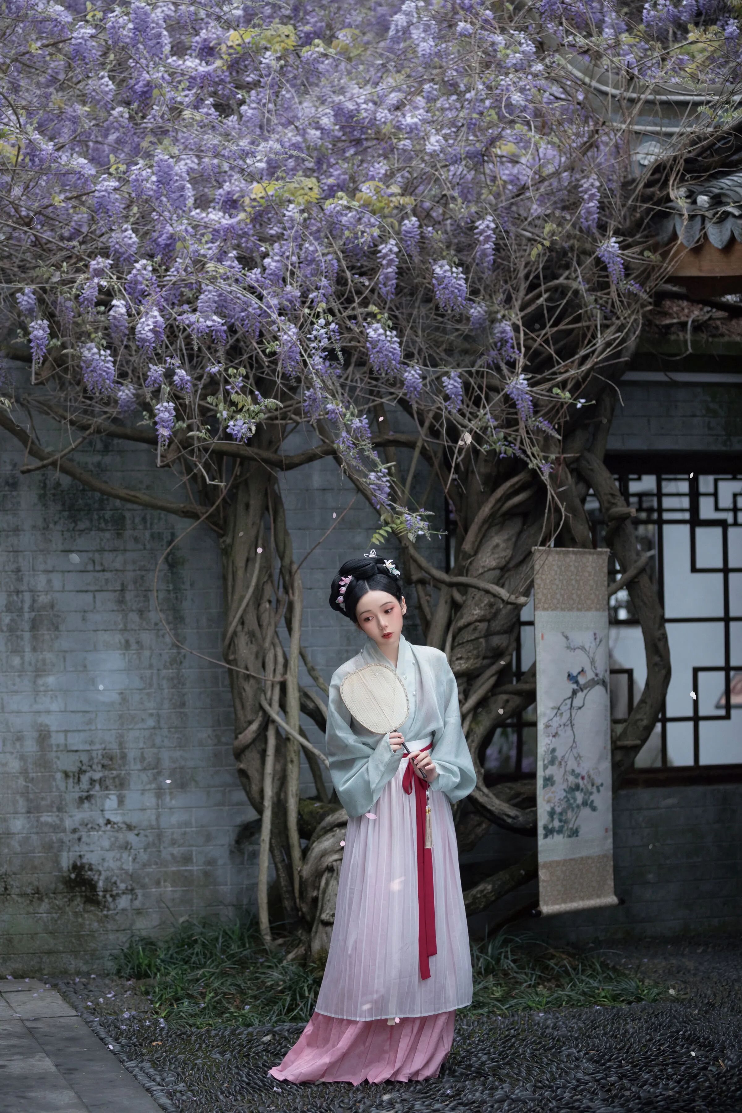 花树下,双手握团扇
