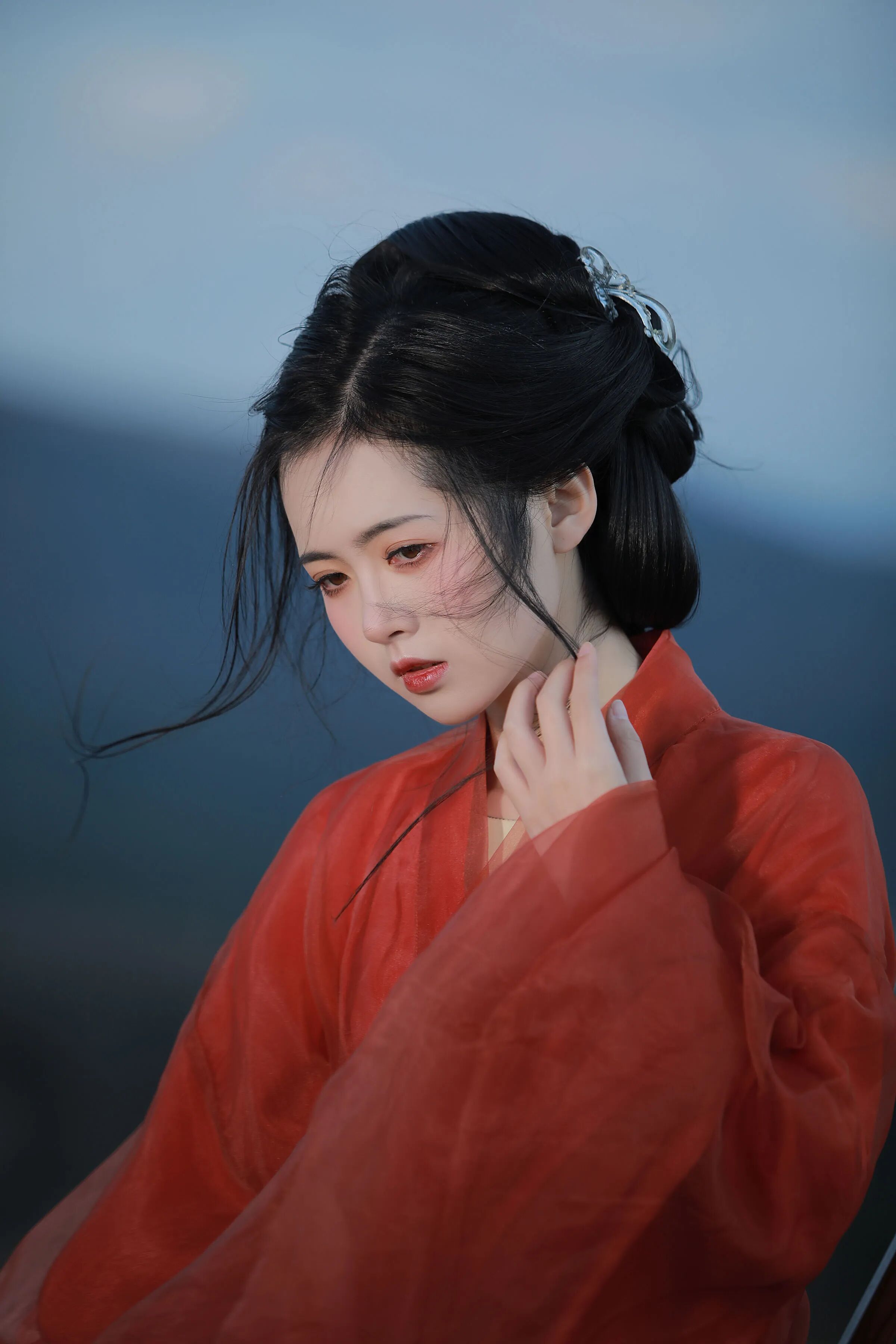 手搭颈侧贴衣领,半遮半露胜全露