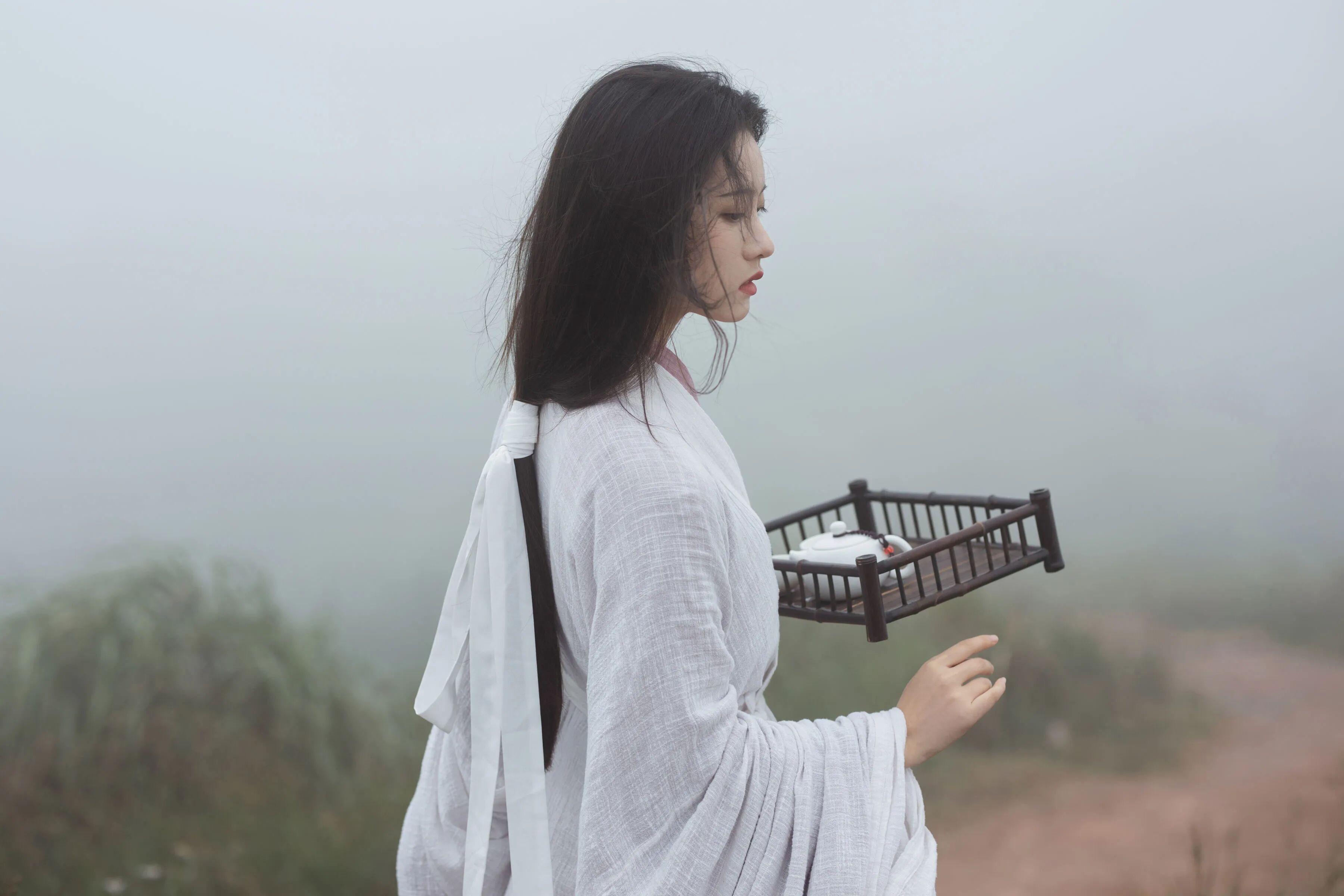 侧身端盘望一侧,中长焦收净雾气
