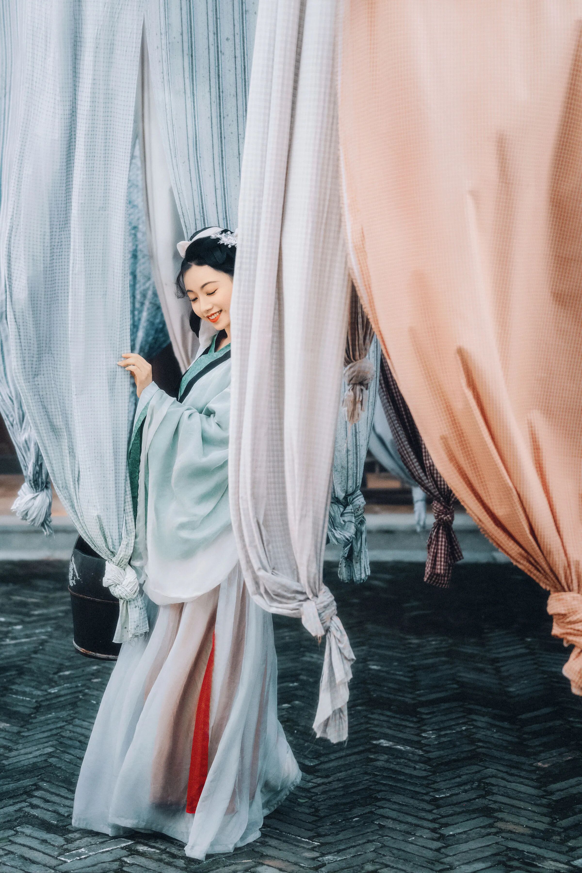 纱帘后探身,含蓄留白