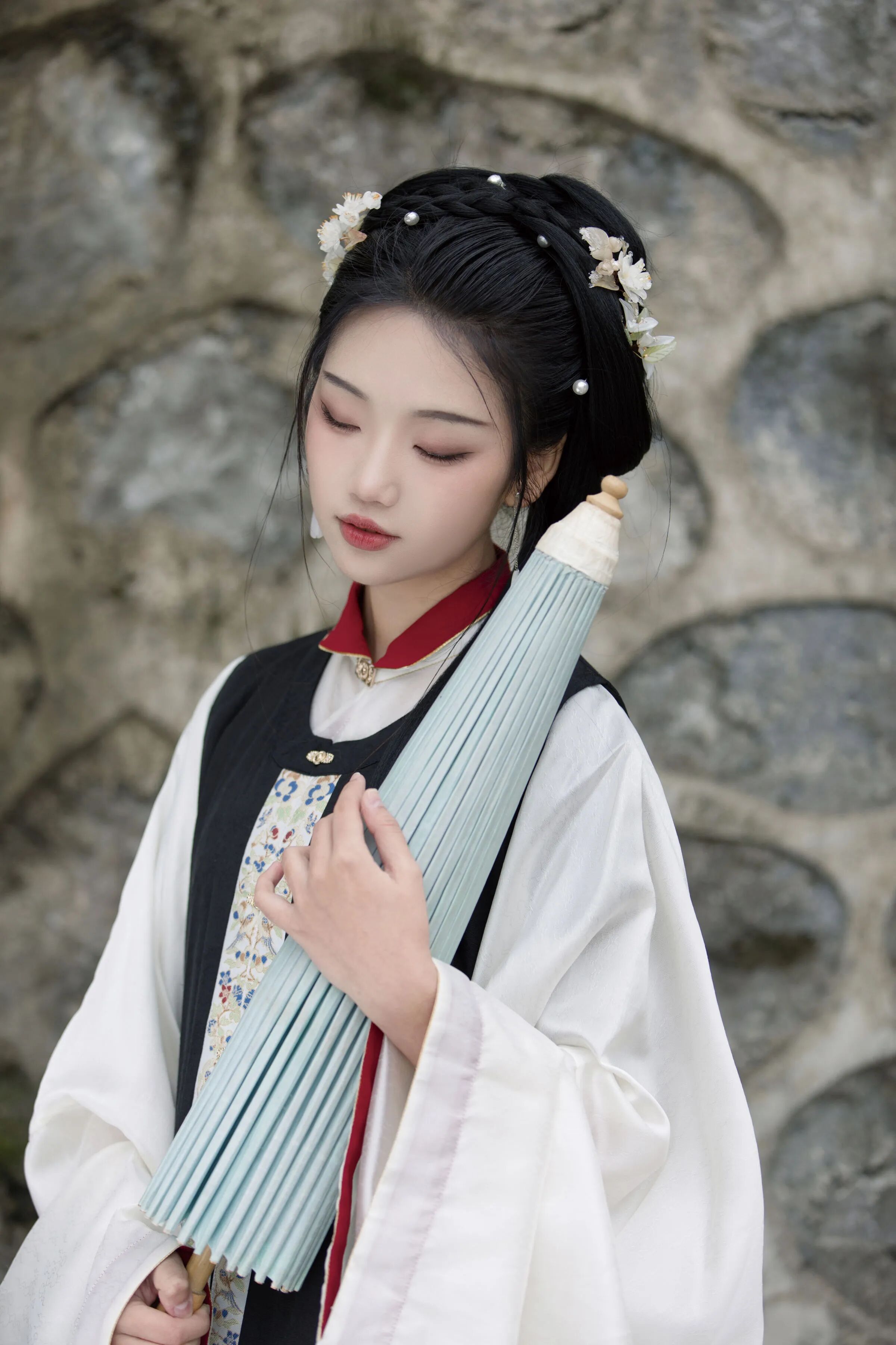 折伞斜抱,青红相映