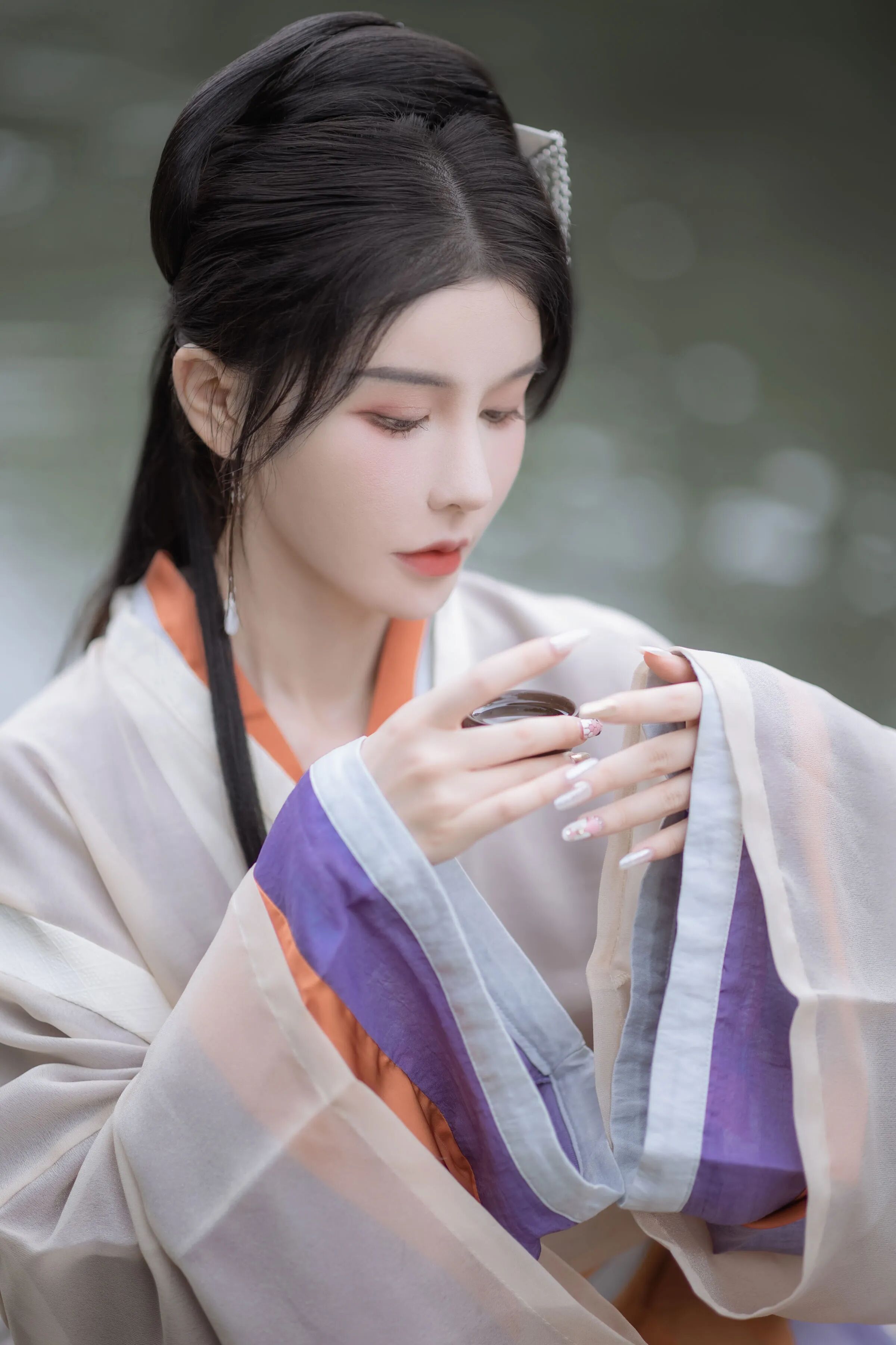 手持茶杯特写