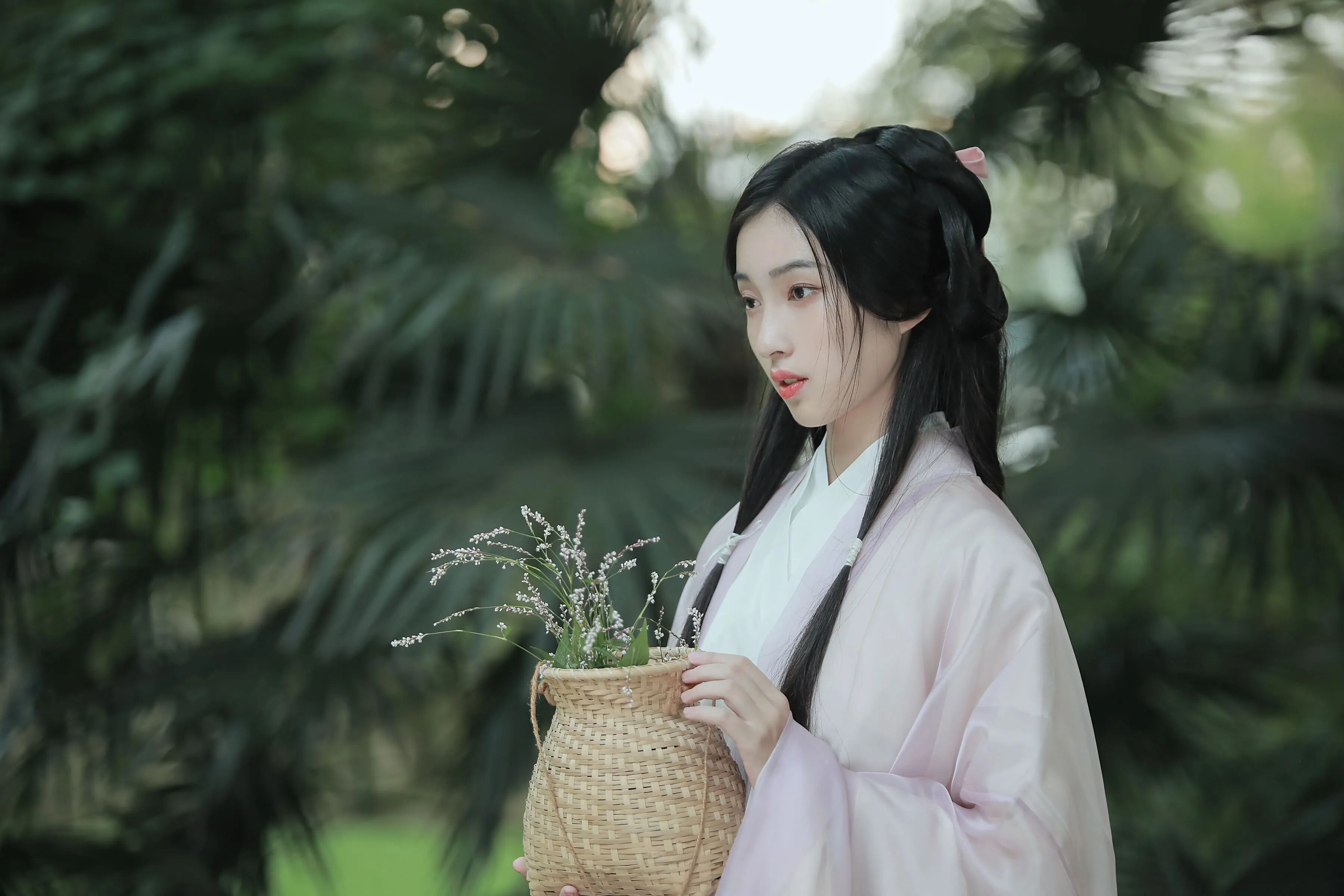侧身依绿,轻烟一道耐看