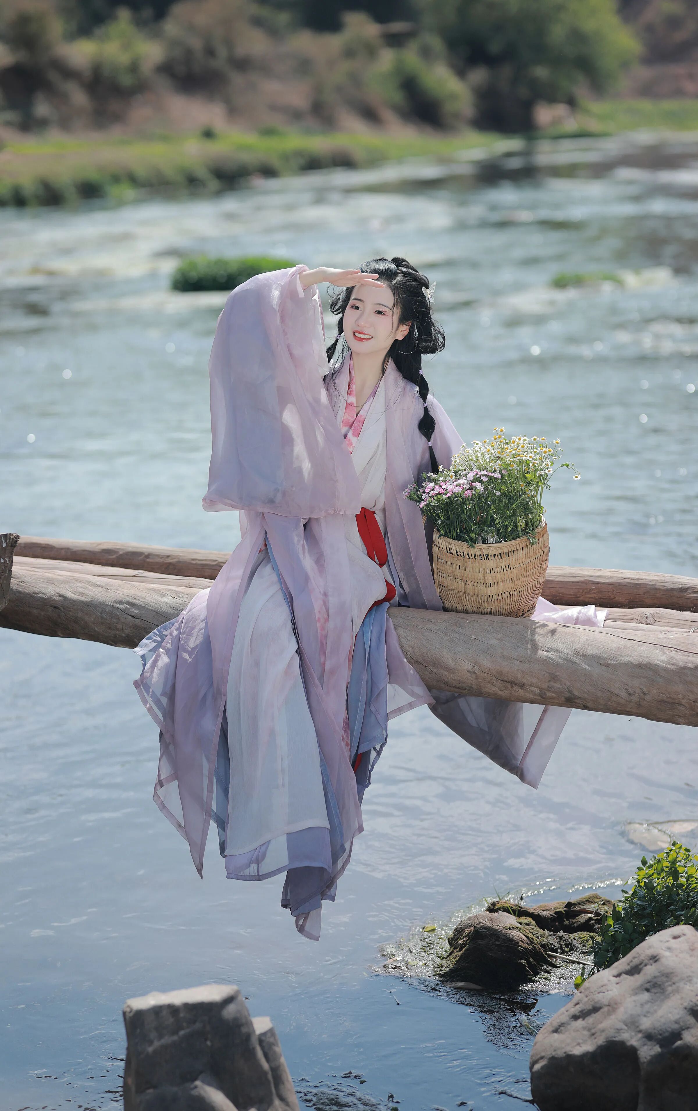 桥沿悬足,低机位显修长