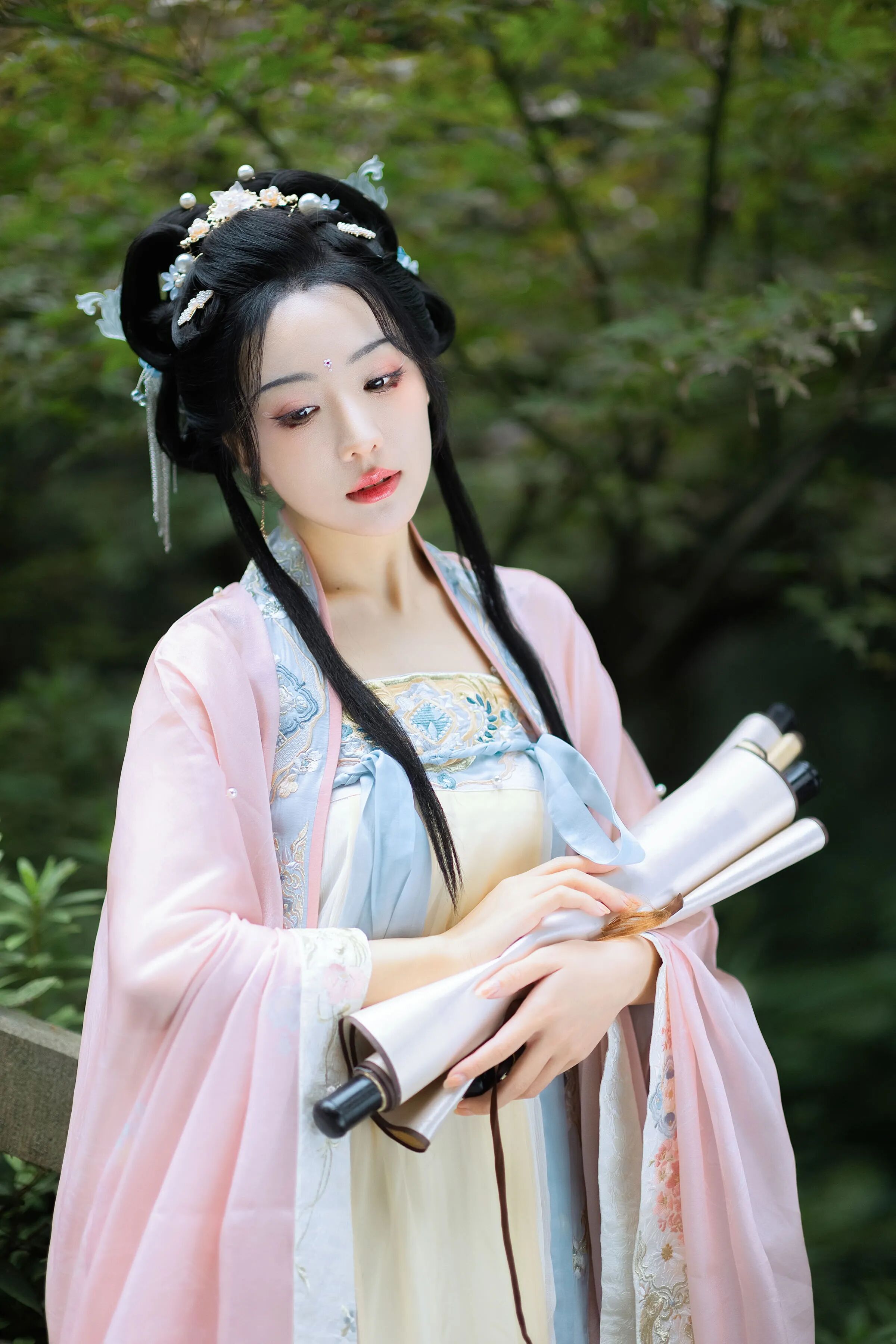 侧身低头看卷轴