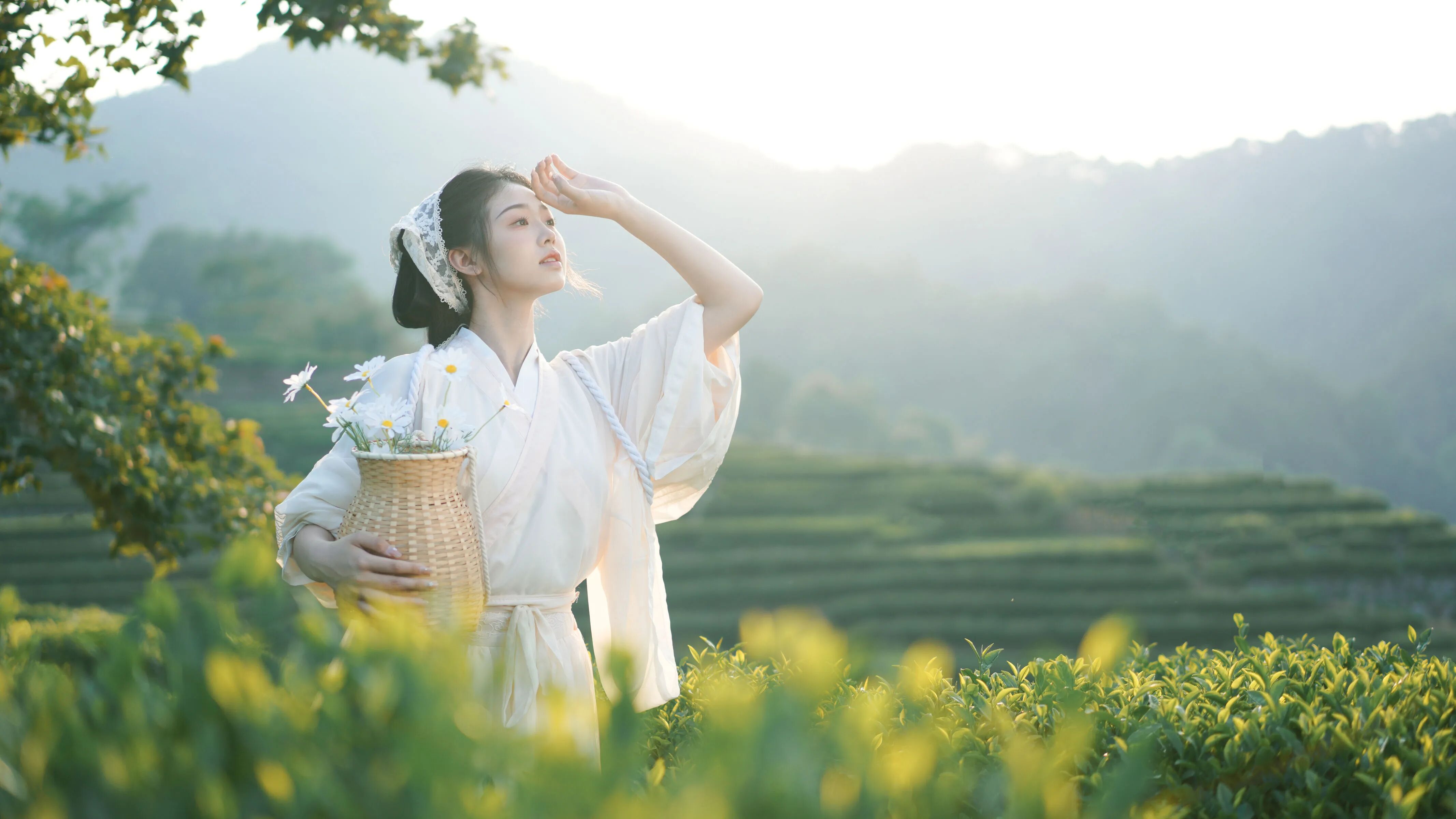 抬手遮阳望远