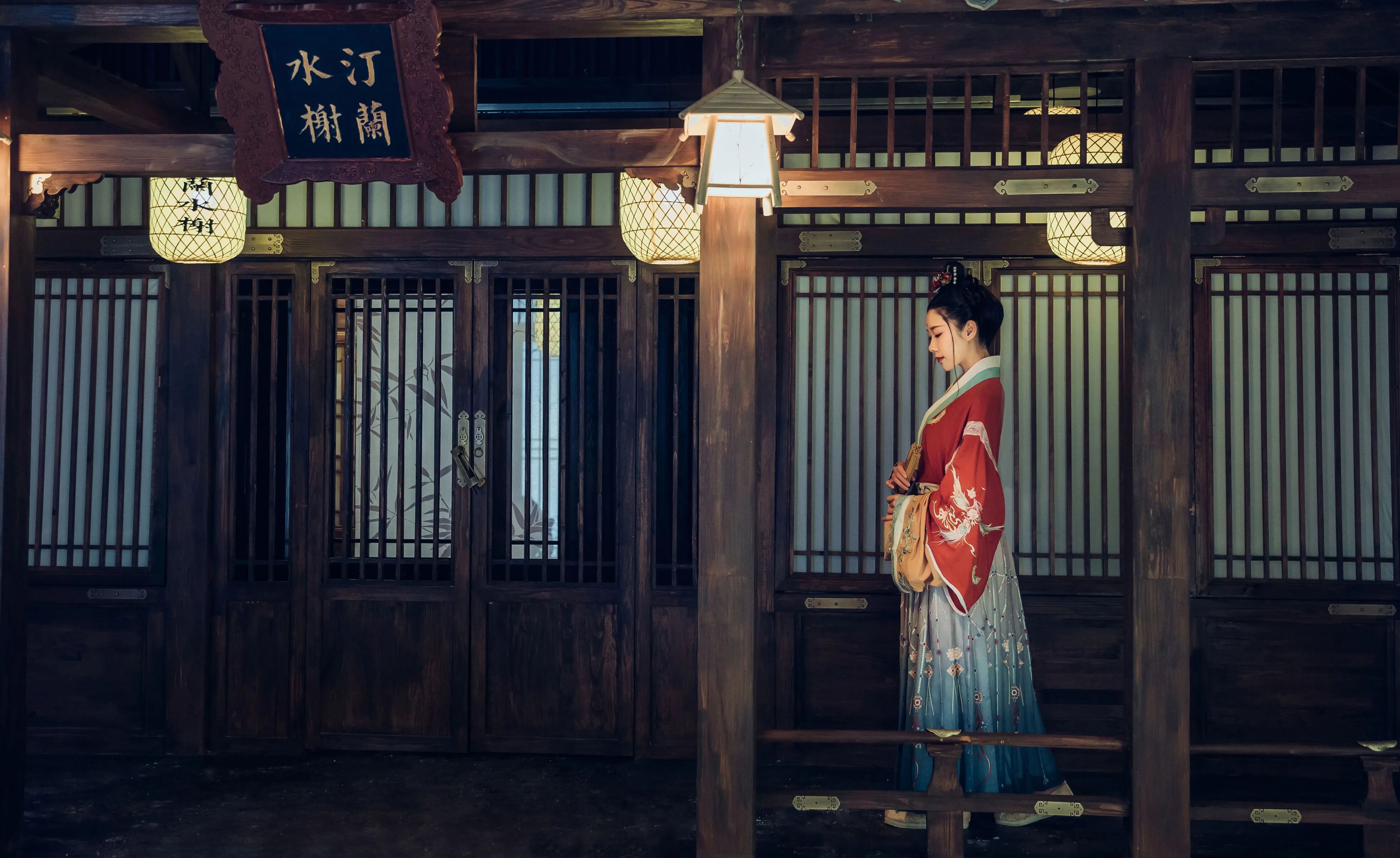 站在门廊下侧身回望