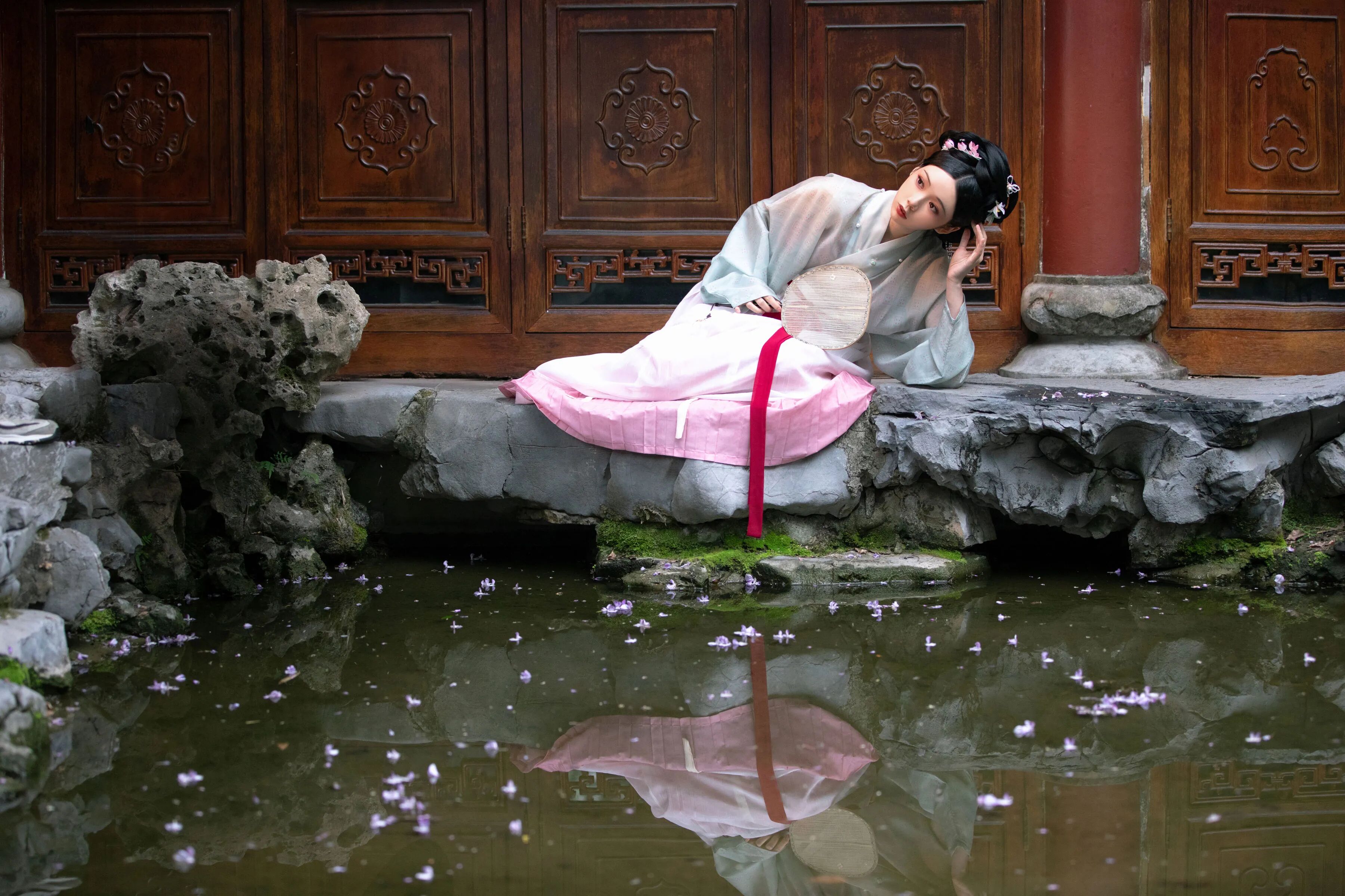 临水石台,侧躺入镜