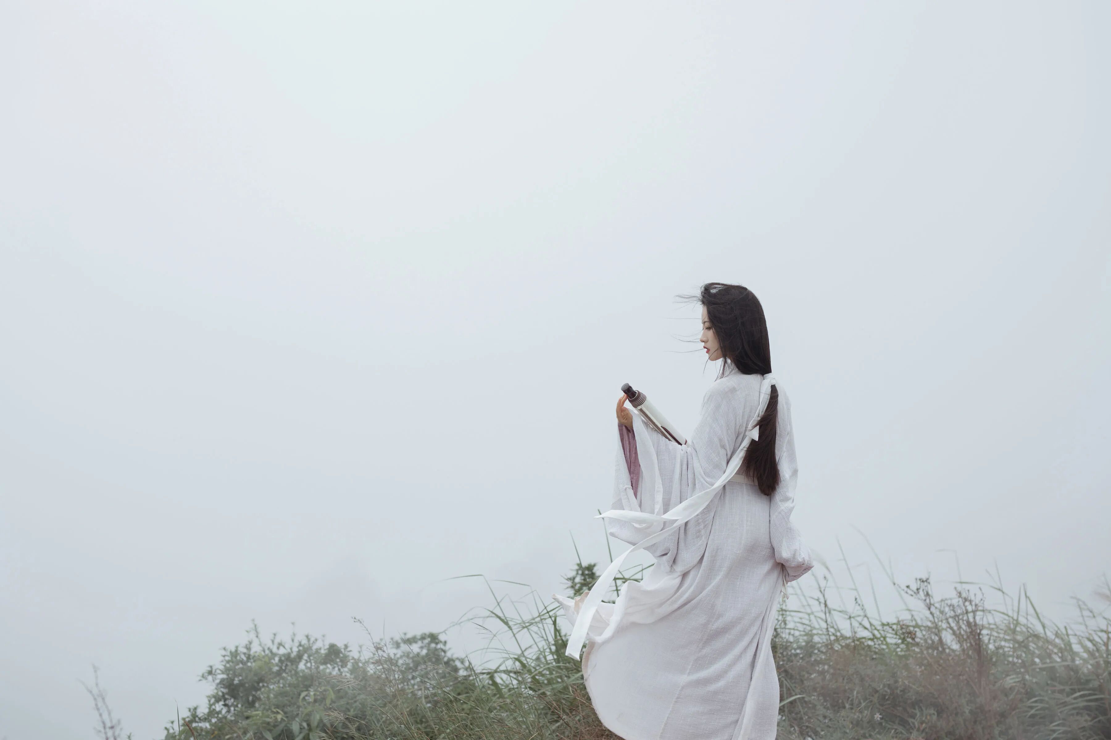 背立展卷留大白,低机位蓄满天空