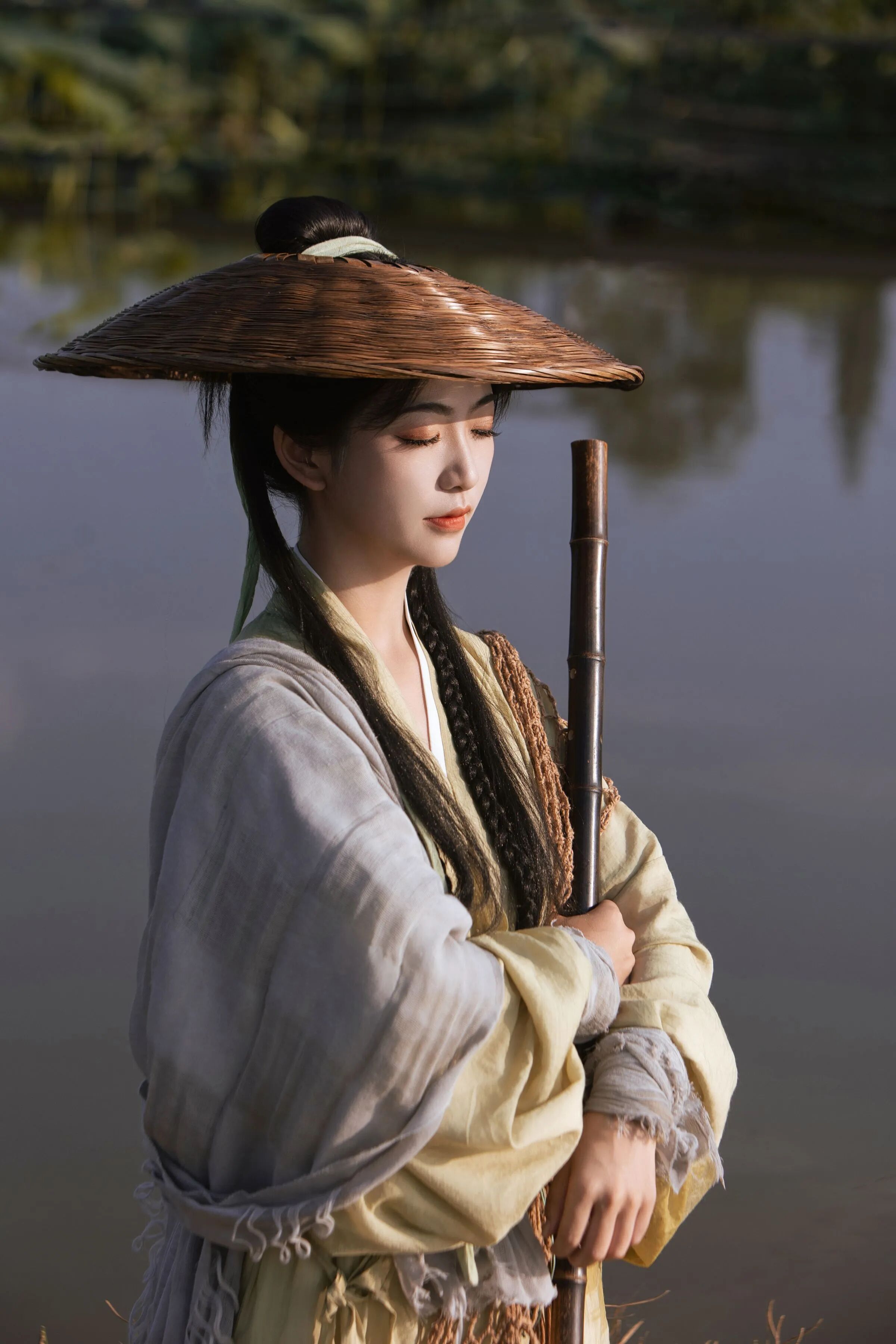 04 抱杆垂眸,静中取特写