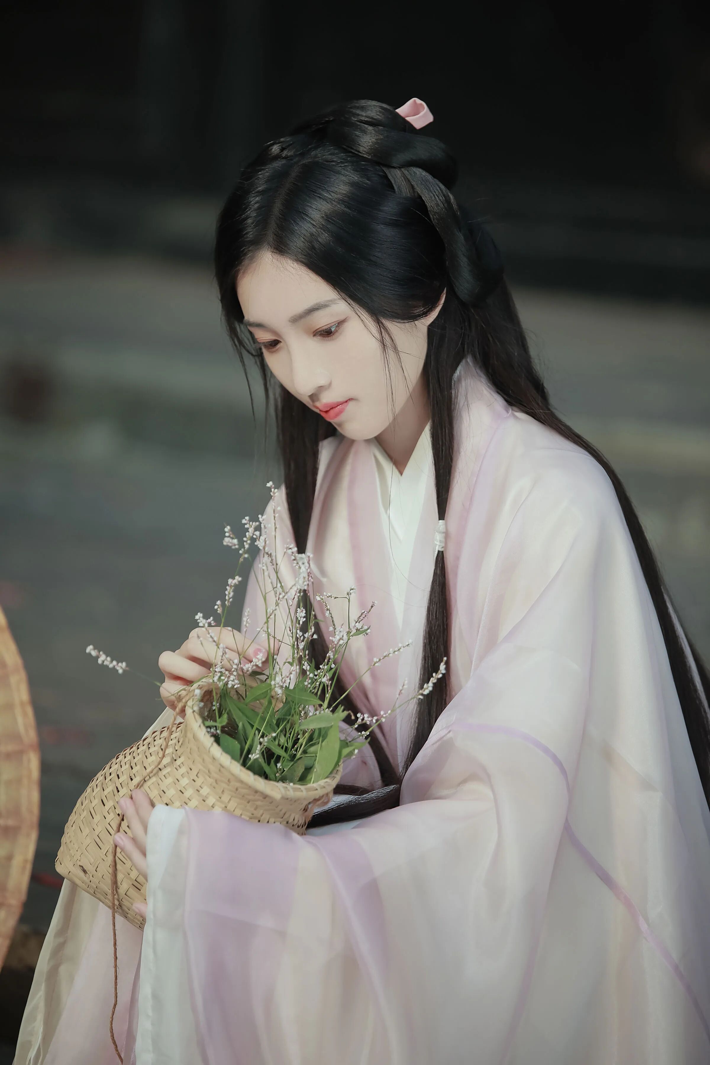 坐地理花,伞影半露古意