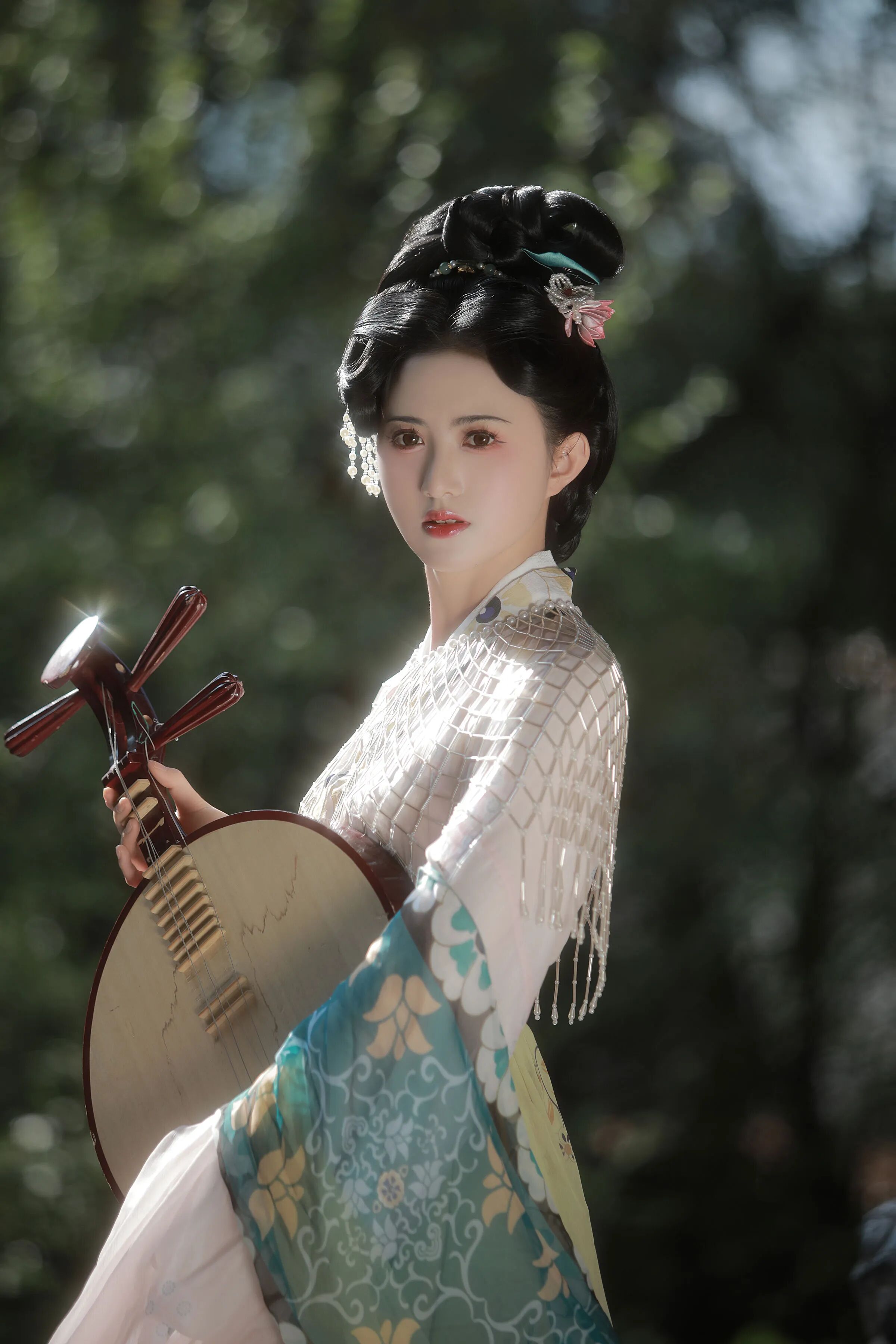 背身侧影,露一线眼神