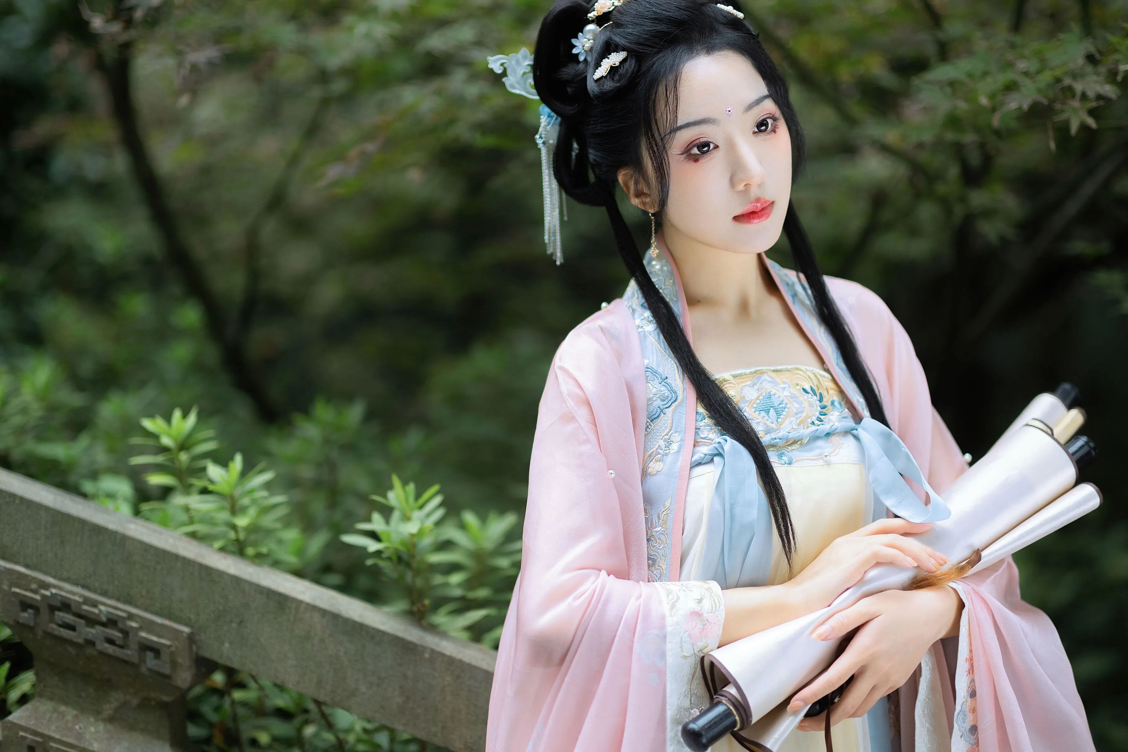 倚靠木栏杆转身看镜头