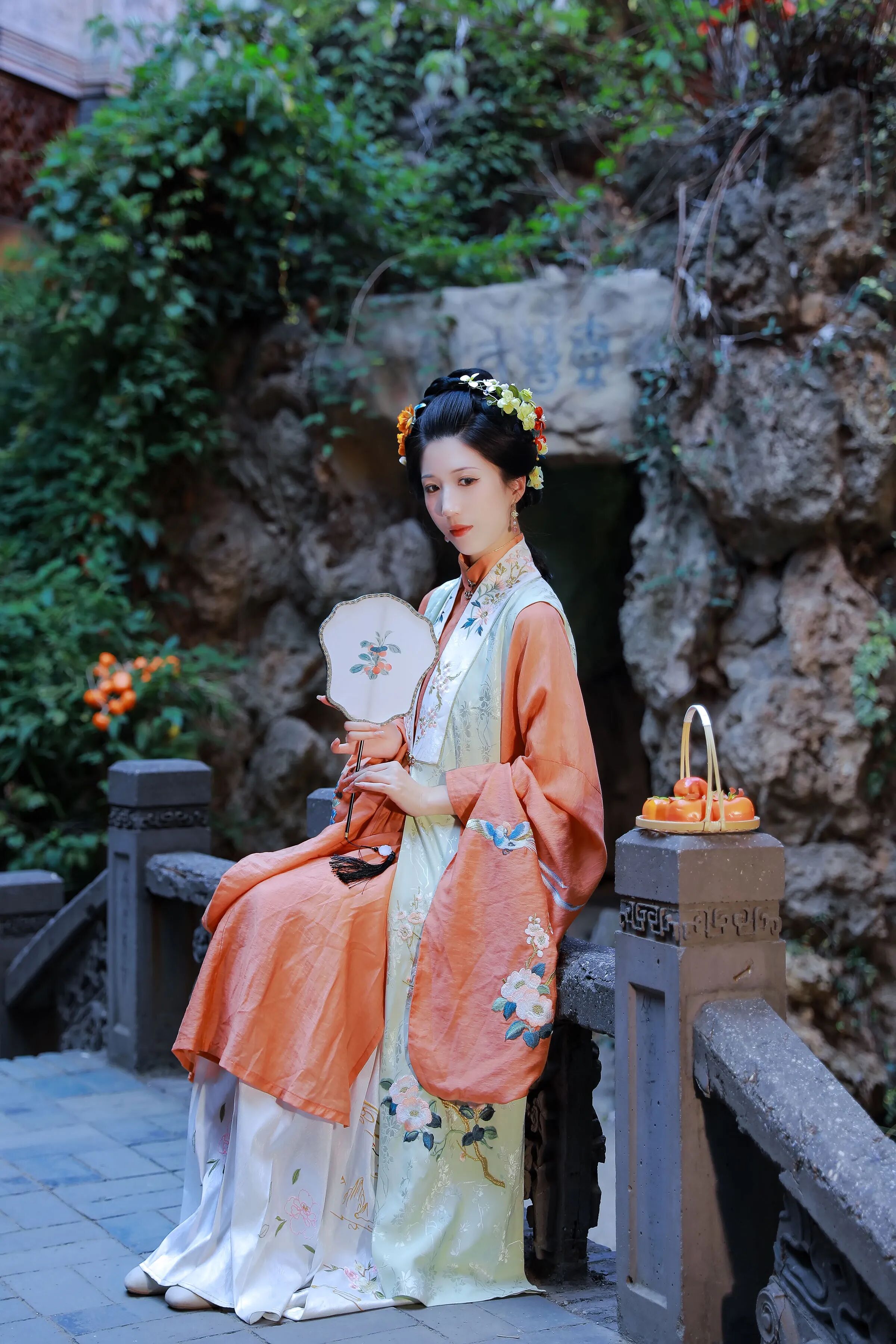 橘黄配绿不配红,道具落身周更天然