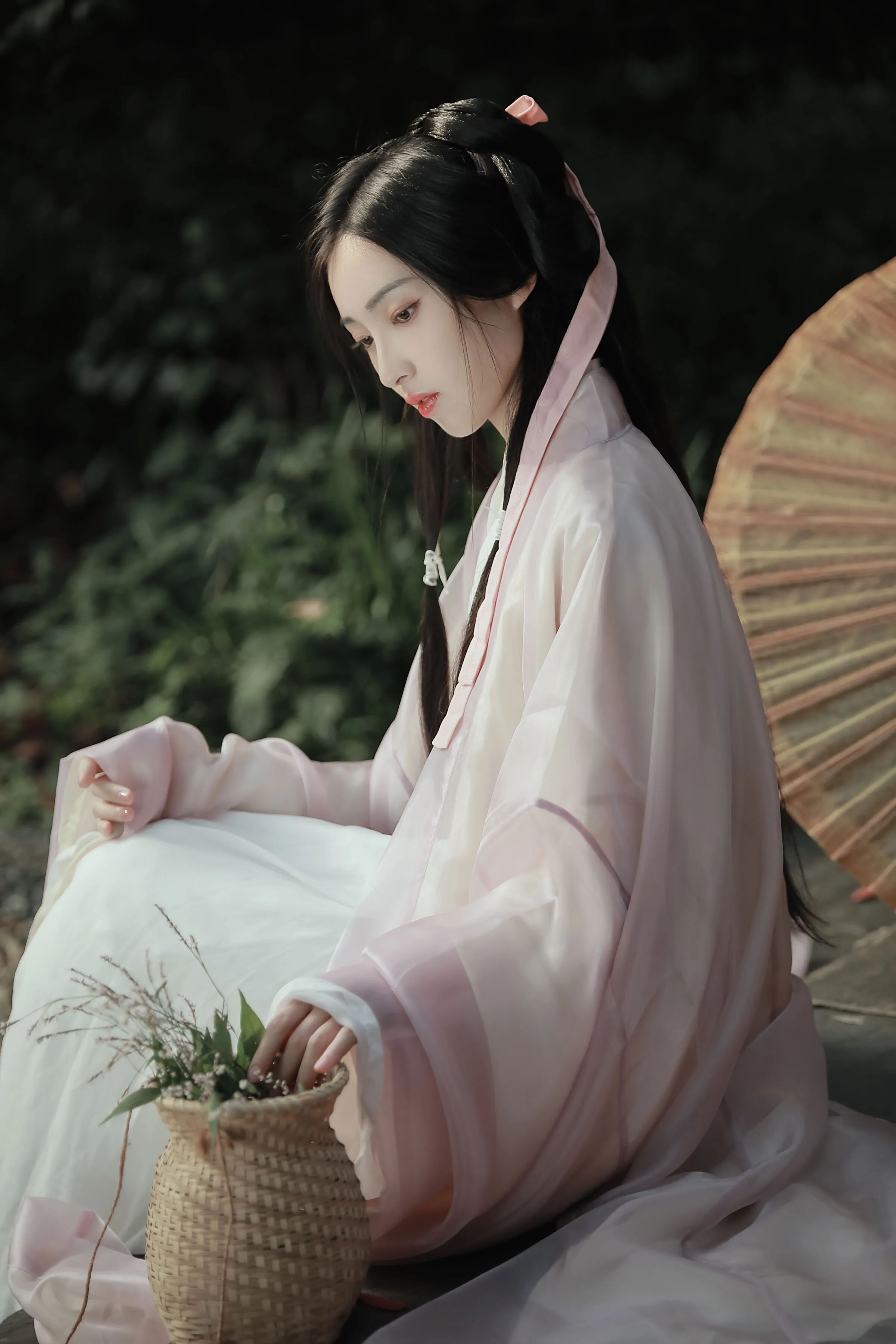 远镜收伞,侧逆光里见仙骨