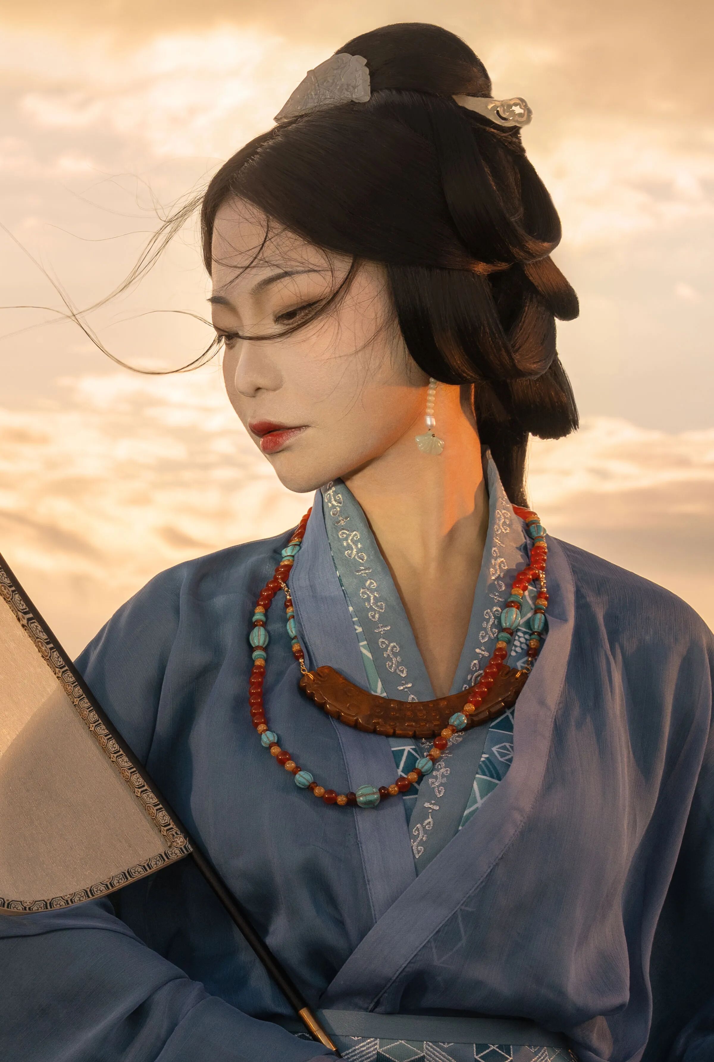收尾特写,扇露一角