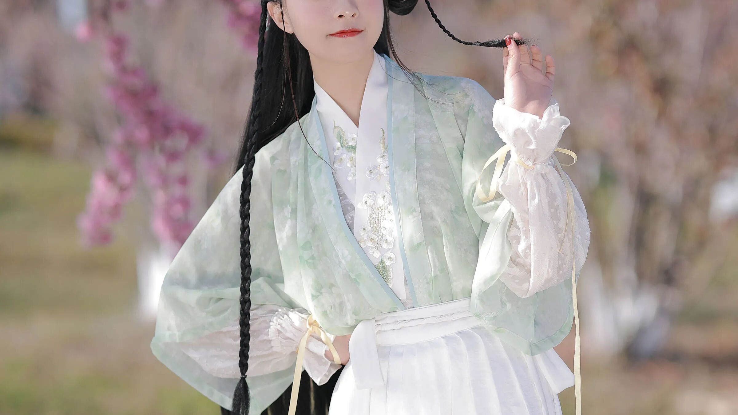 【汉服写真】淡绿印花衫配白百褶,樱花树下拍出春日清甜