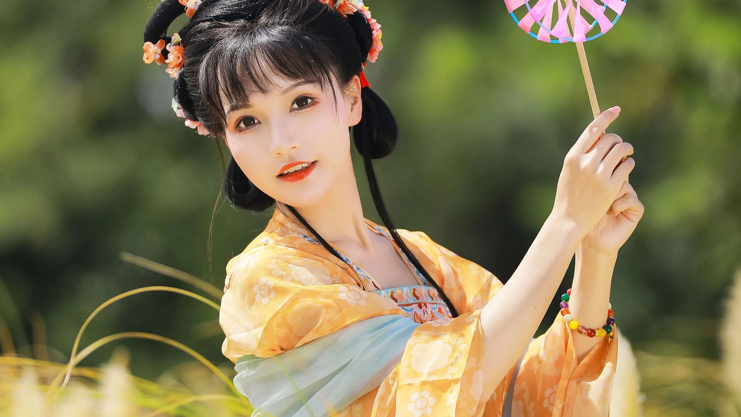 【汉服写真】唐风襦裙配彩色风车，芦苇丛中拍出元气少女感