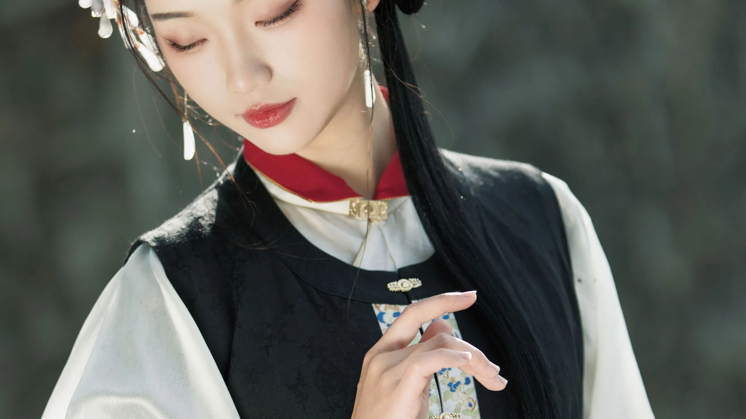 【汉服写真】明制汉服配油纸伞，石墙古桥拍出端庄东方韵味