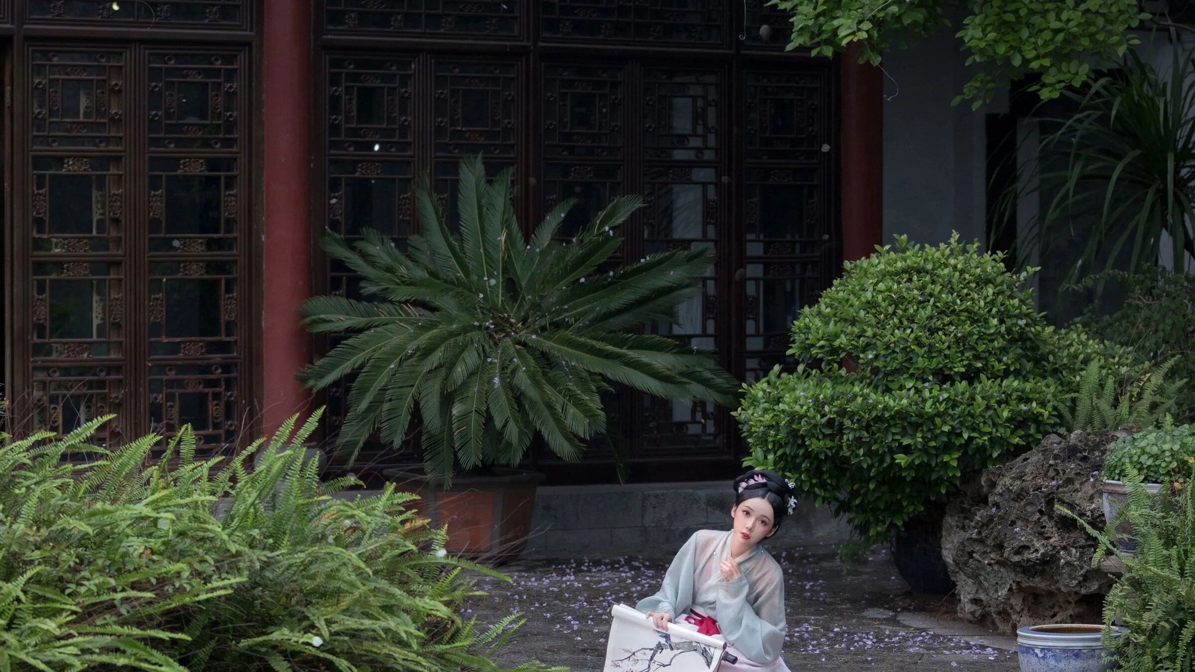 【汉服写真】紫藤花下别只站着，临水石台躺拍出慵懒氛围