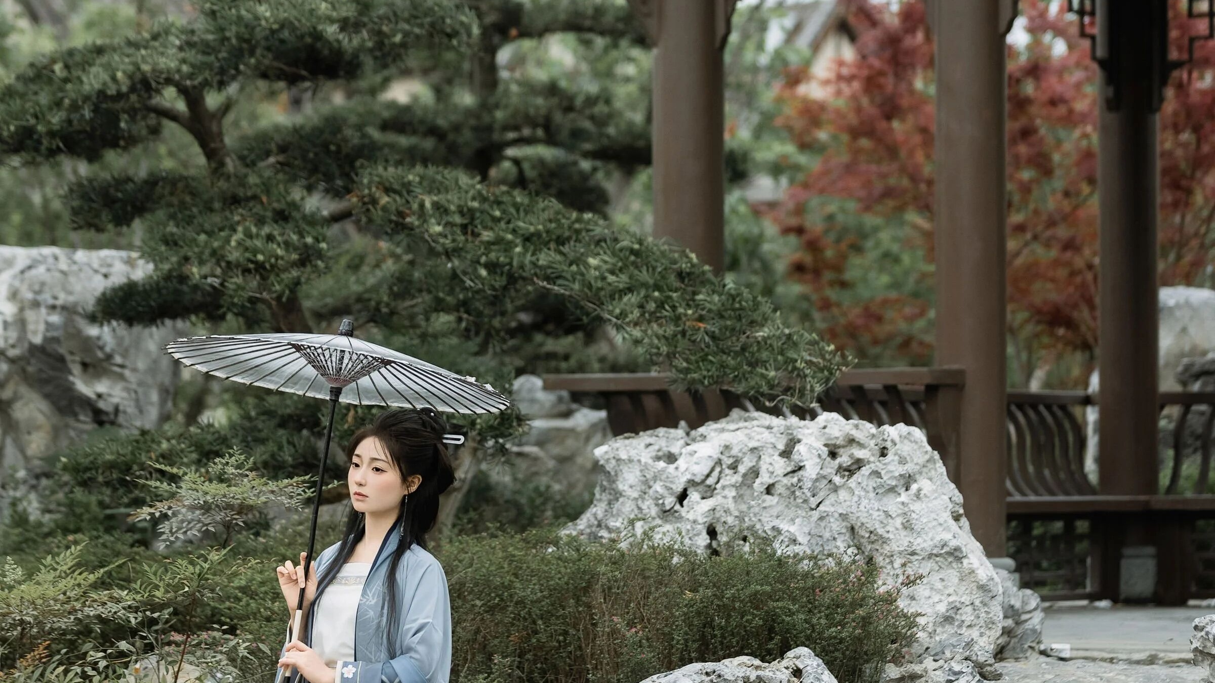 【汉服写真】园林拍汉服背景太乱？油纸伞团扇做深色锚点压住场