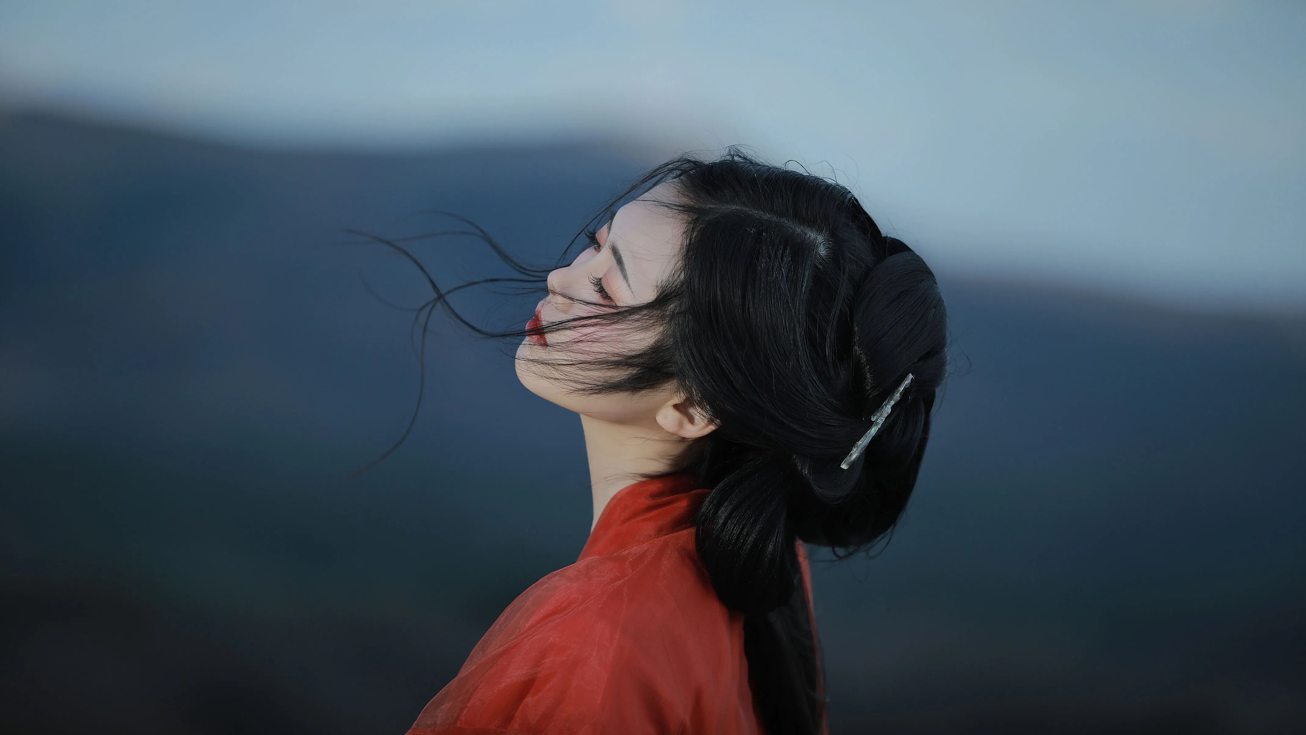 【汉服写真】山顶红衣总像游客照？借风与蓝调时刻拍出松弛古风